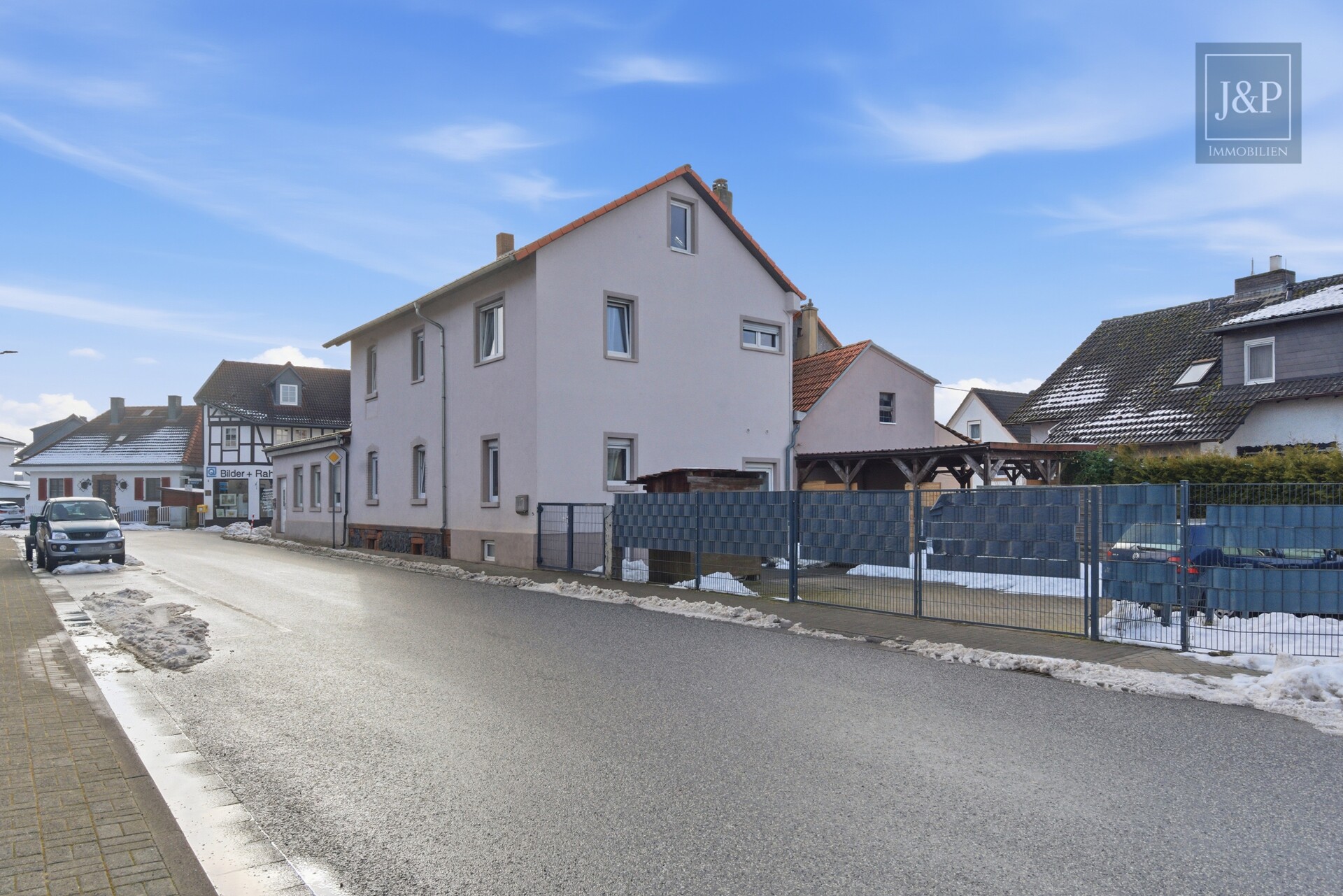 Modernisiert, zentral, voll-vermietet: Attraktives Mehrfamilienensemble in Altenstadt-Höchst! - Außenansicht