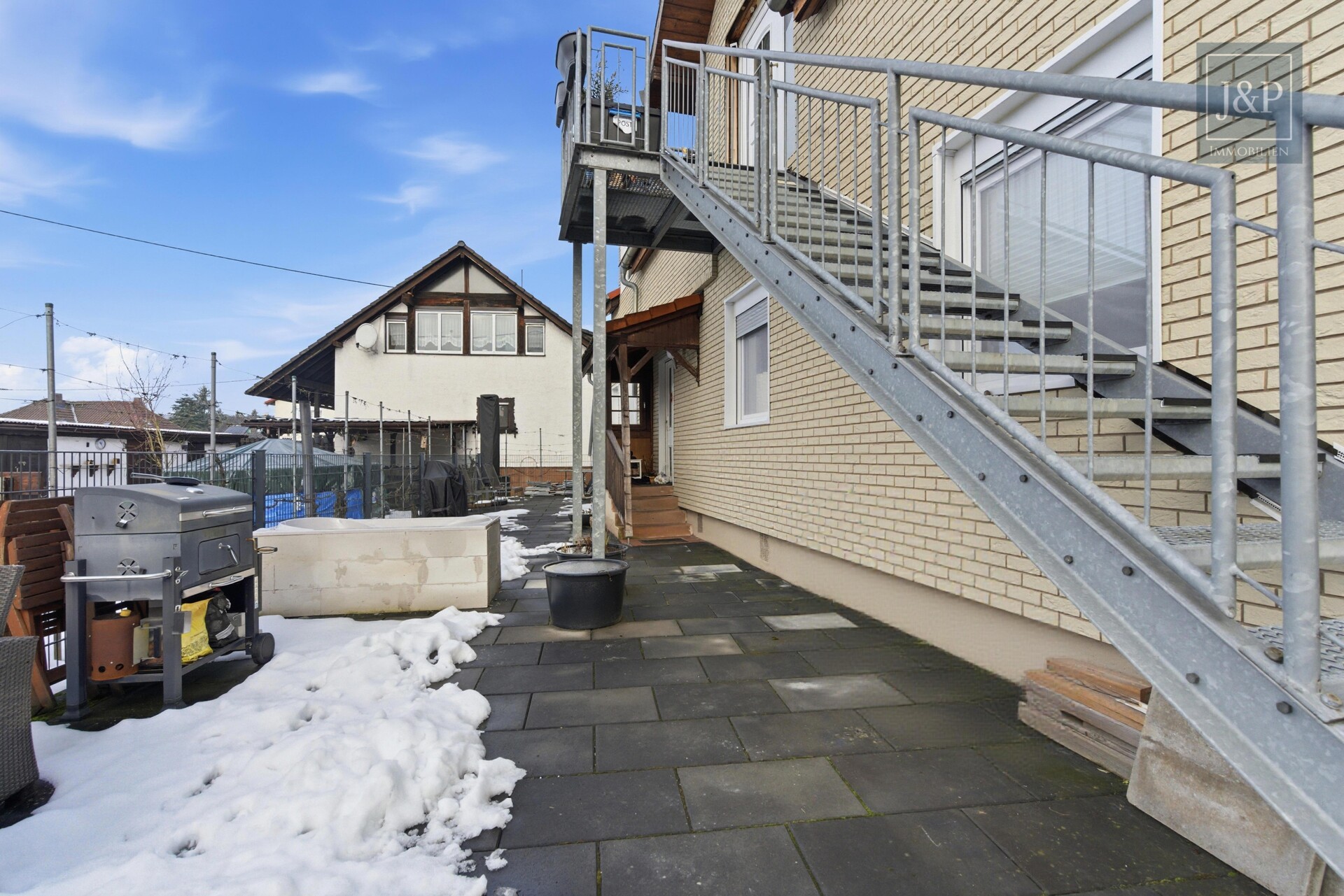 Modernisiert, zentral, voll-vermietet: Attraktives Mehrfamilienensemble in Altenstadt-Höchst! - Außenansicht