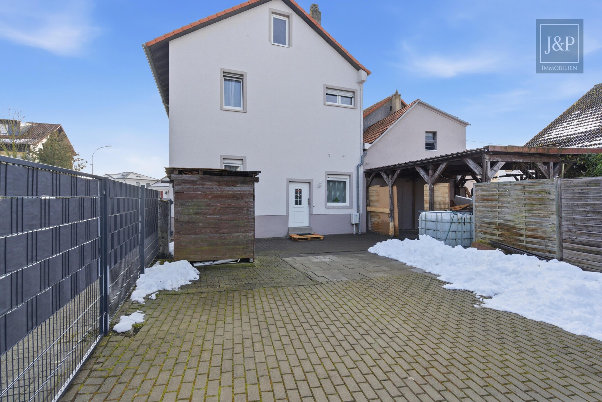 Modernisiert, zentral, voll-vermietet: Attraktives Mehrfamilienensemble in Altenstadt-Höchst! - Außenansicht