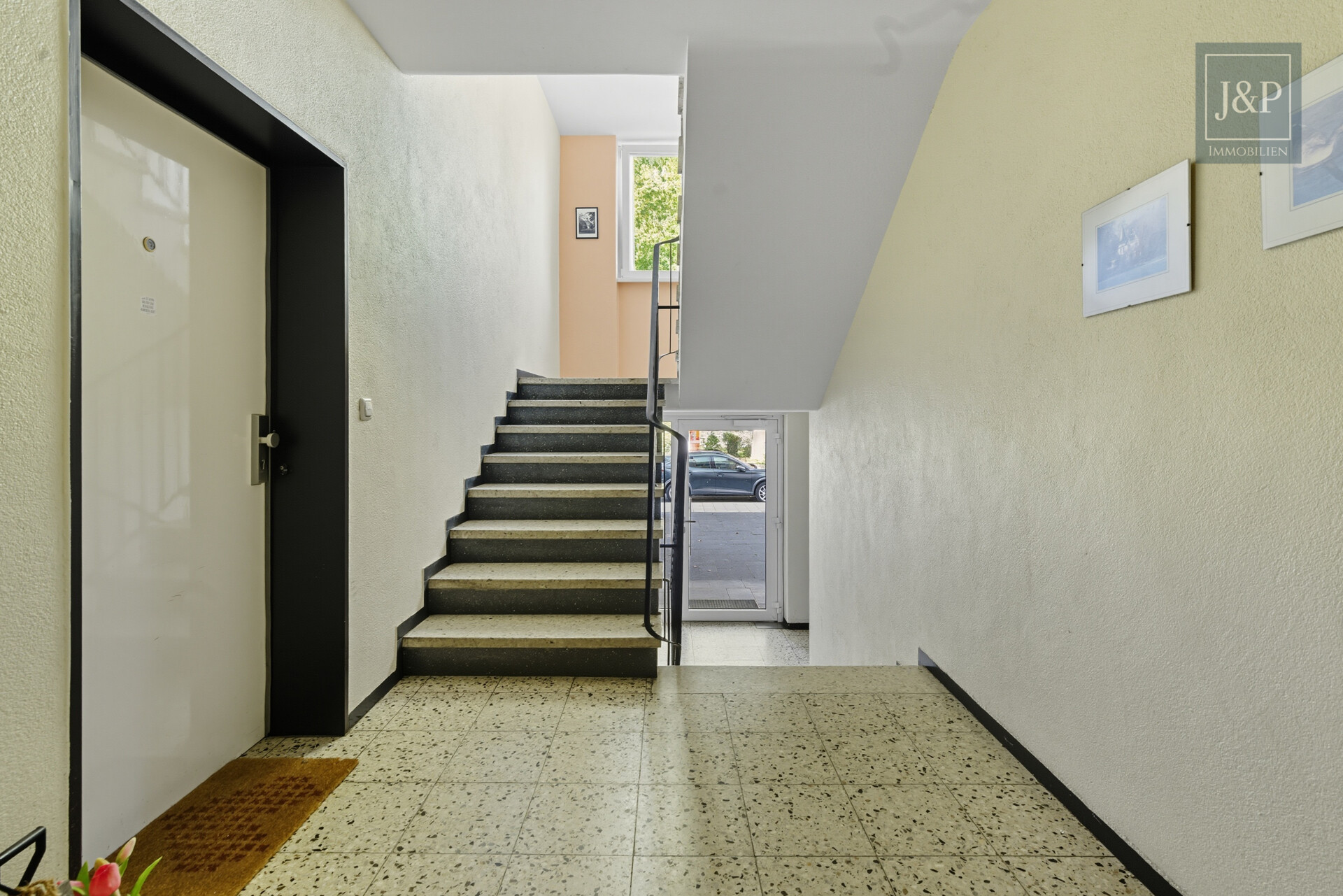 Kapitalanlage mit Weitblick – Vermietete 4-Zimmer-Wohnung in Darmstadt-Arheilgen - Treppenhaus