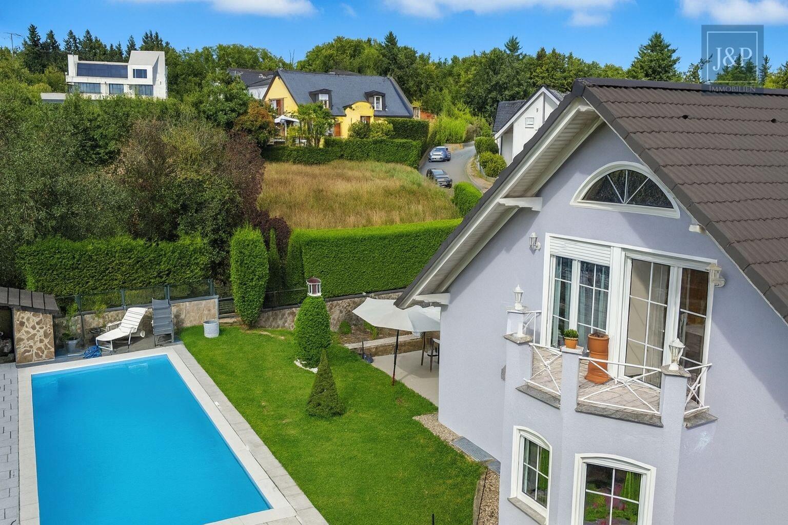 Großes Anwesen im Villenviertel von Glattbach. Gehobener Lebensstil in Waldrandnähe - Nachbarschaft