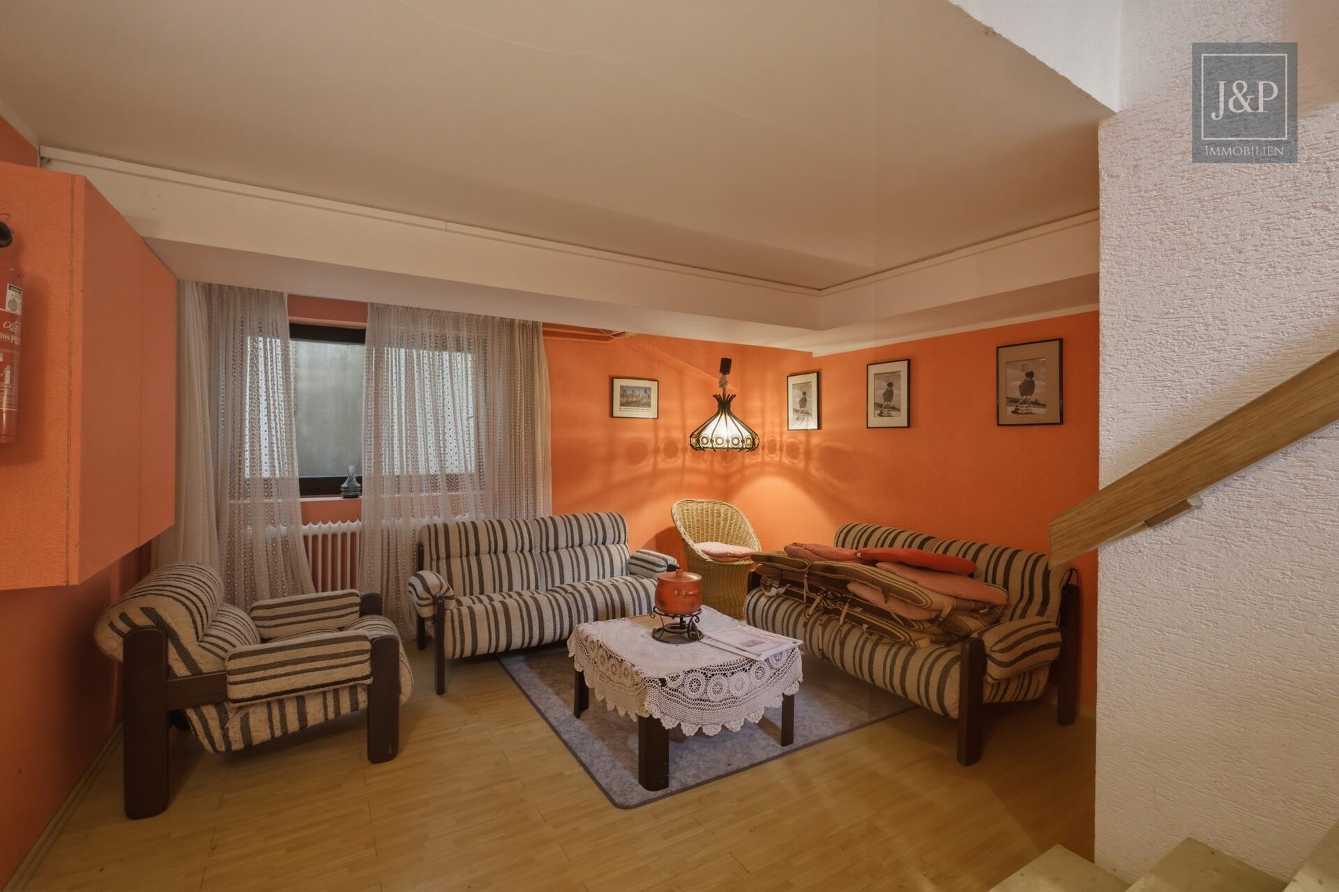 Zeitlose Eleganz der 70er: weitläufiger Bungalow mit Wintergarten-Oase und offenem Kamin - gemütlicher_Keller