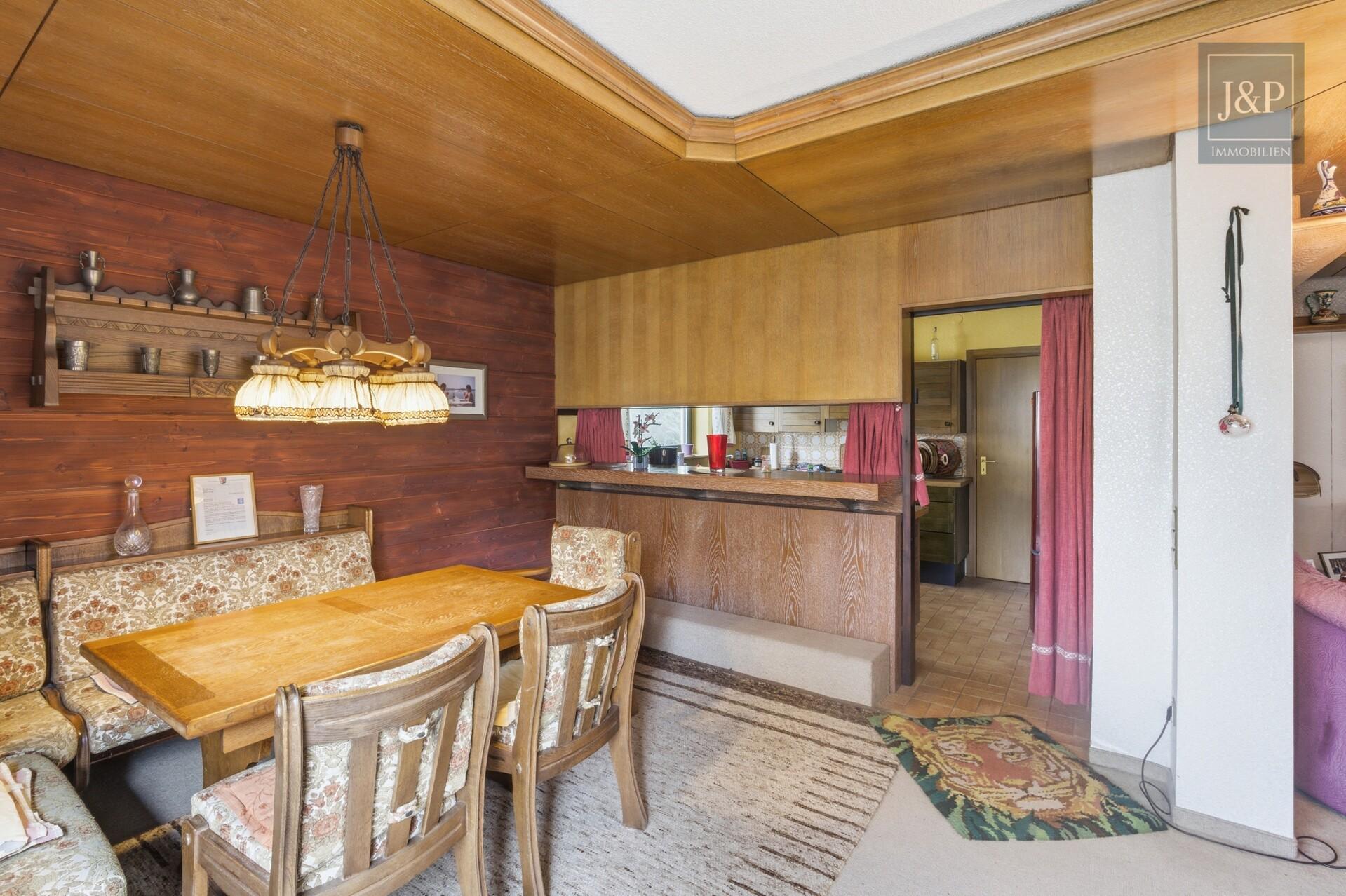 Zeitlose Eleganz der 70er: weitläufiger Bungalow mit Wintergarten-Oase und offenem Kamin - Blick_Richtung_Küche