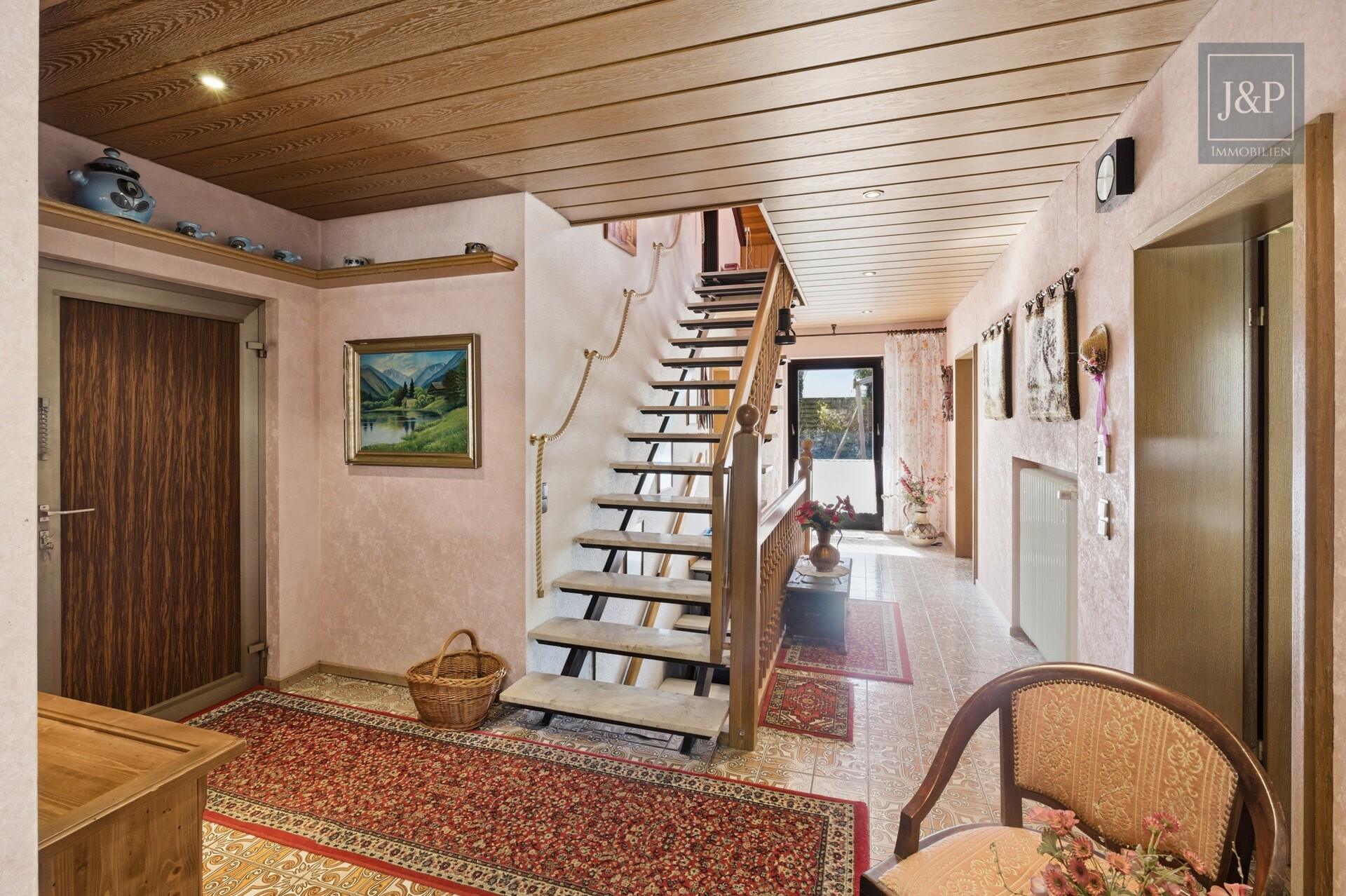 Zeitlose Eleganz der 70er: weitläufiger Bungalow mit Wintergarten-Oase und offenem Kamin - Flur