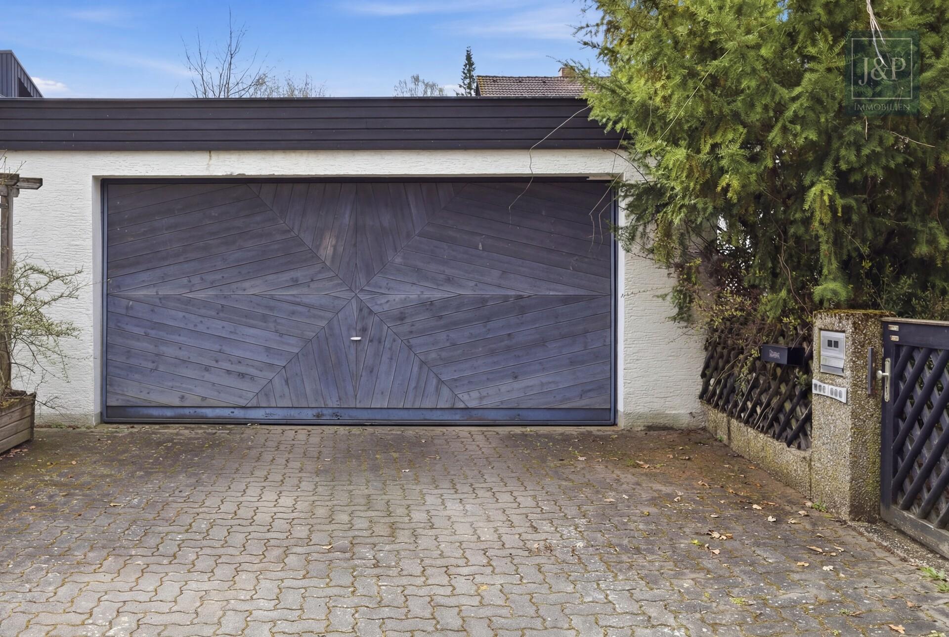 Zeitlose Eleganz der 70er: weitläufiger Bungalow mit Wintergarten-Oase und offenem Kamin - Garage
