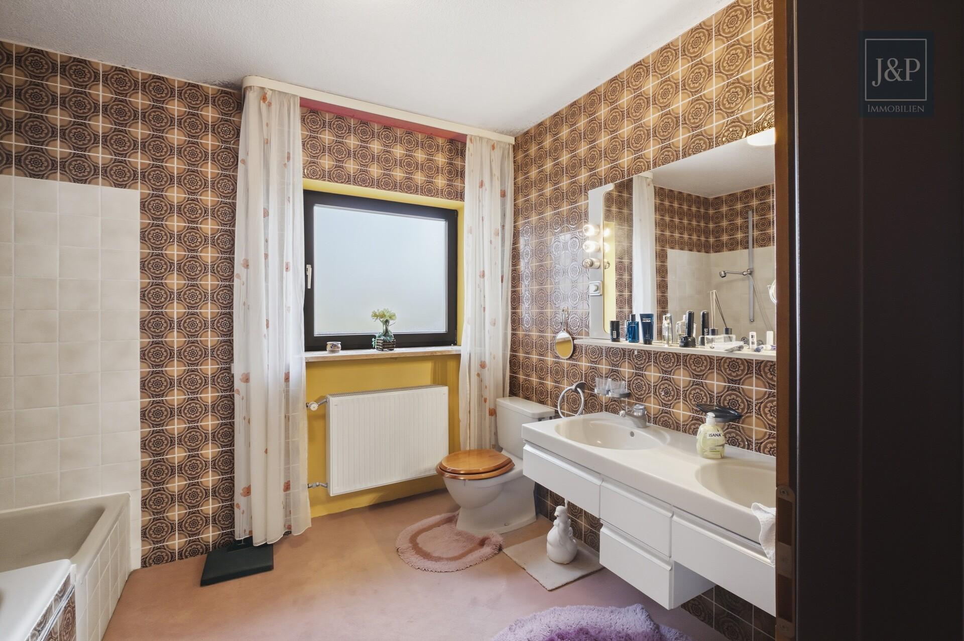 Zeitlose Eleganz der 70er: weitläufiger Bungalow mit Wintergarten-Oase und offenem Kamin - Badezimmer