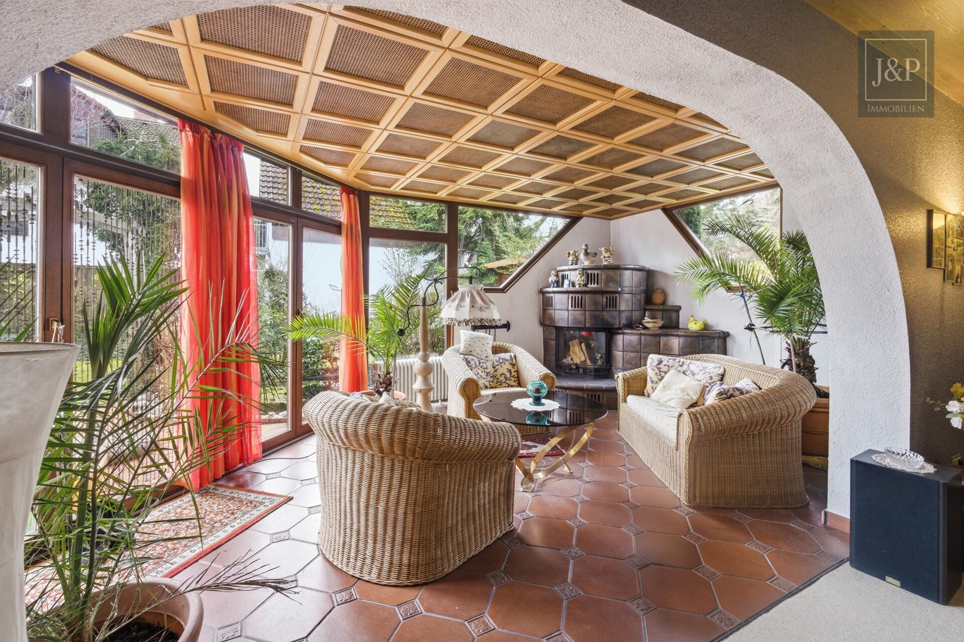 Zeitlose Eleganz der 70er: weitläufiger Bungalow mit Wintergarten-Oase und offenem Kamin - Wintergarten