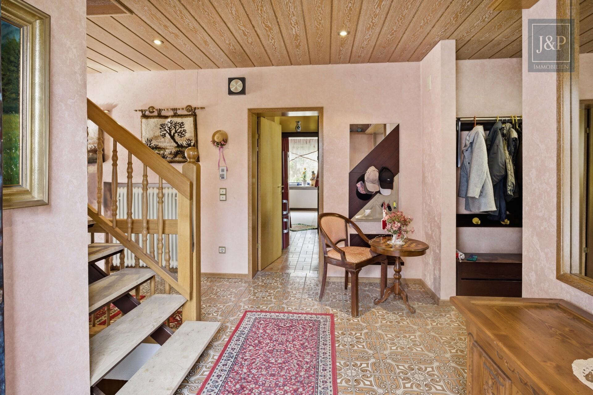 Zeitlose Eleganz der 70er: weitläufiger Bungalow mit Wintergarten-Oase und offenem Kamin - Eingangsbereich