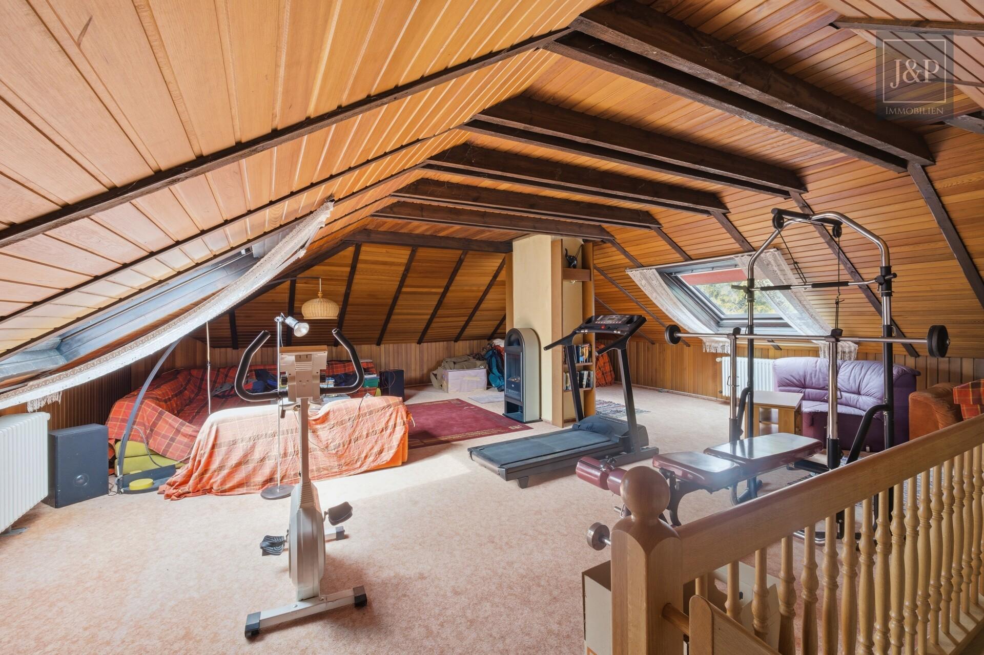 Zeitlose Eleganz der 70er: weitläufiger Bungalow mit Wintergarten-Oase und offenem Kamin - ausgebautes_Dachgeschoss