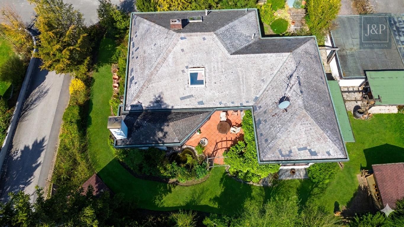 Zeitlose Eleganz der 70er: weitläufiger Bungalow mit Wintergarten-Oase und offenem Kamin - Blick von oben