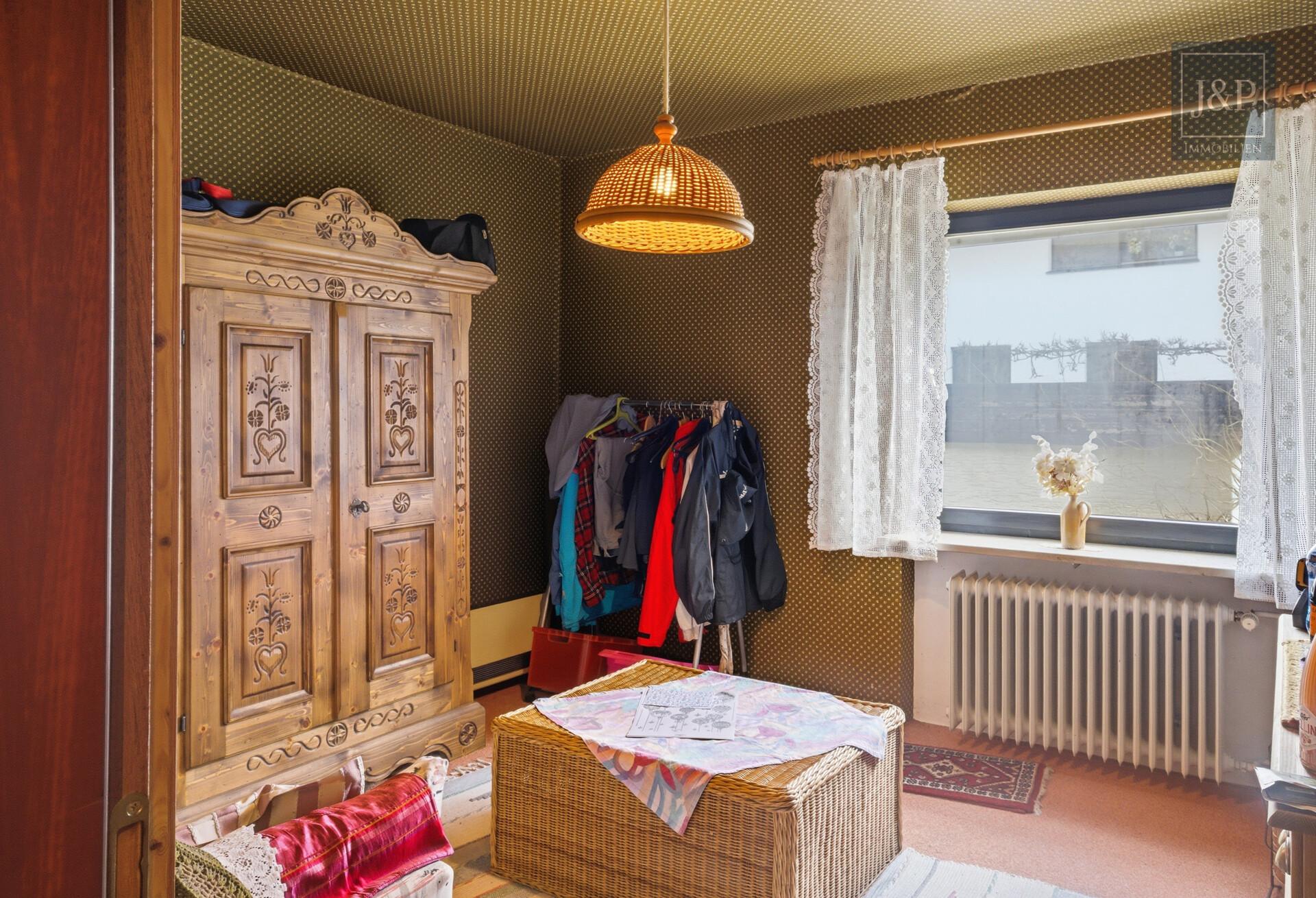 Zeitlose Eleganz der 70er: weitläufiger Bungalow mit Wintergarten-Oase und offenem Kamin - Kinderzimmer