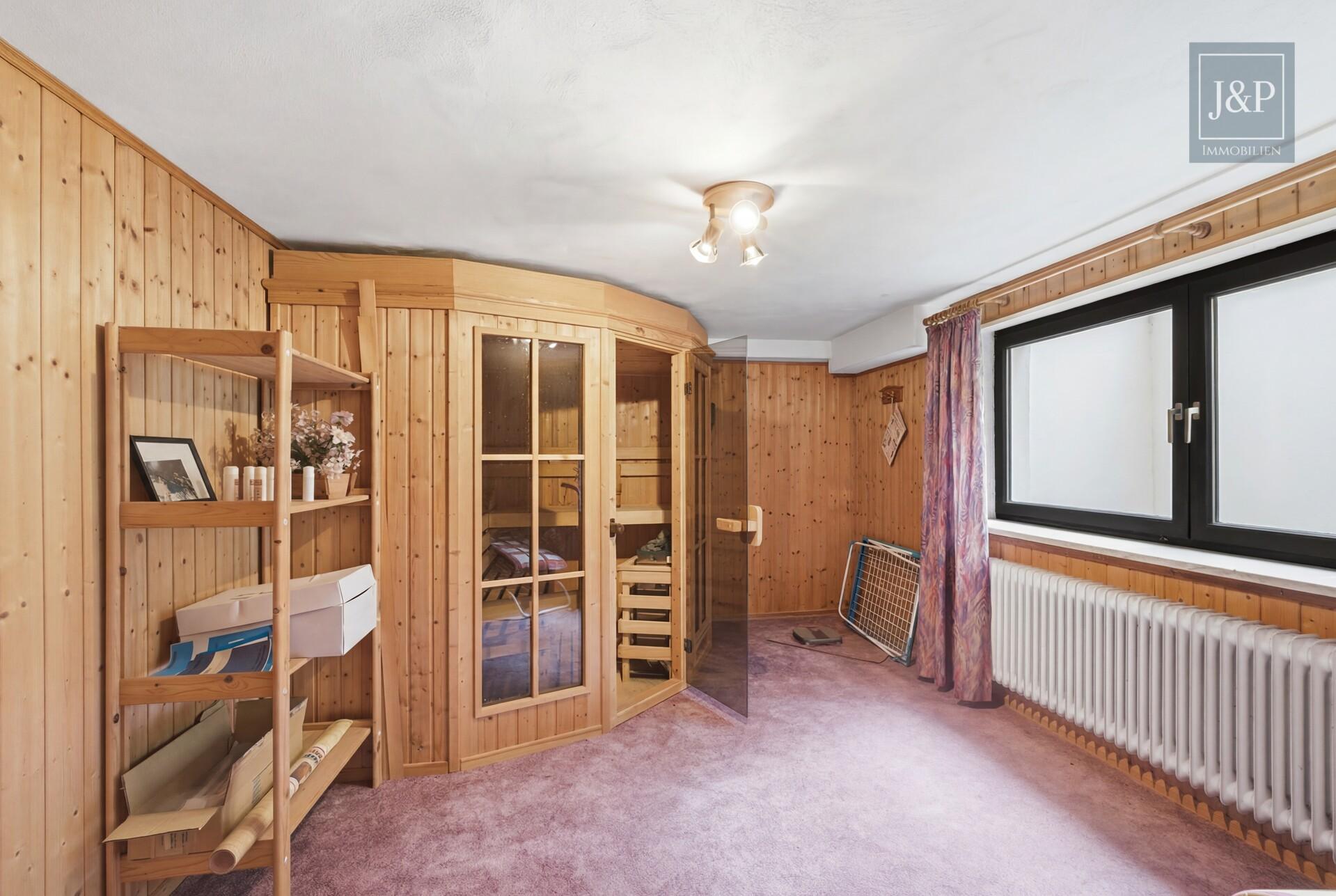 Zeitlose Eleganz der 70er: weitläufiger Bungalow mit Wintergarten-Oase und offenem Kamin - Sauna