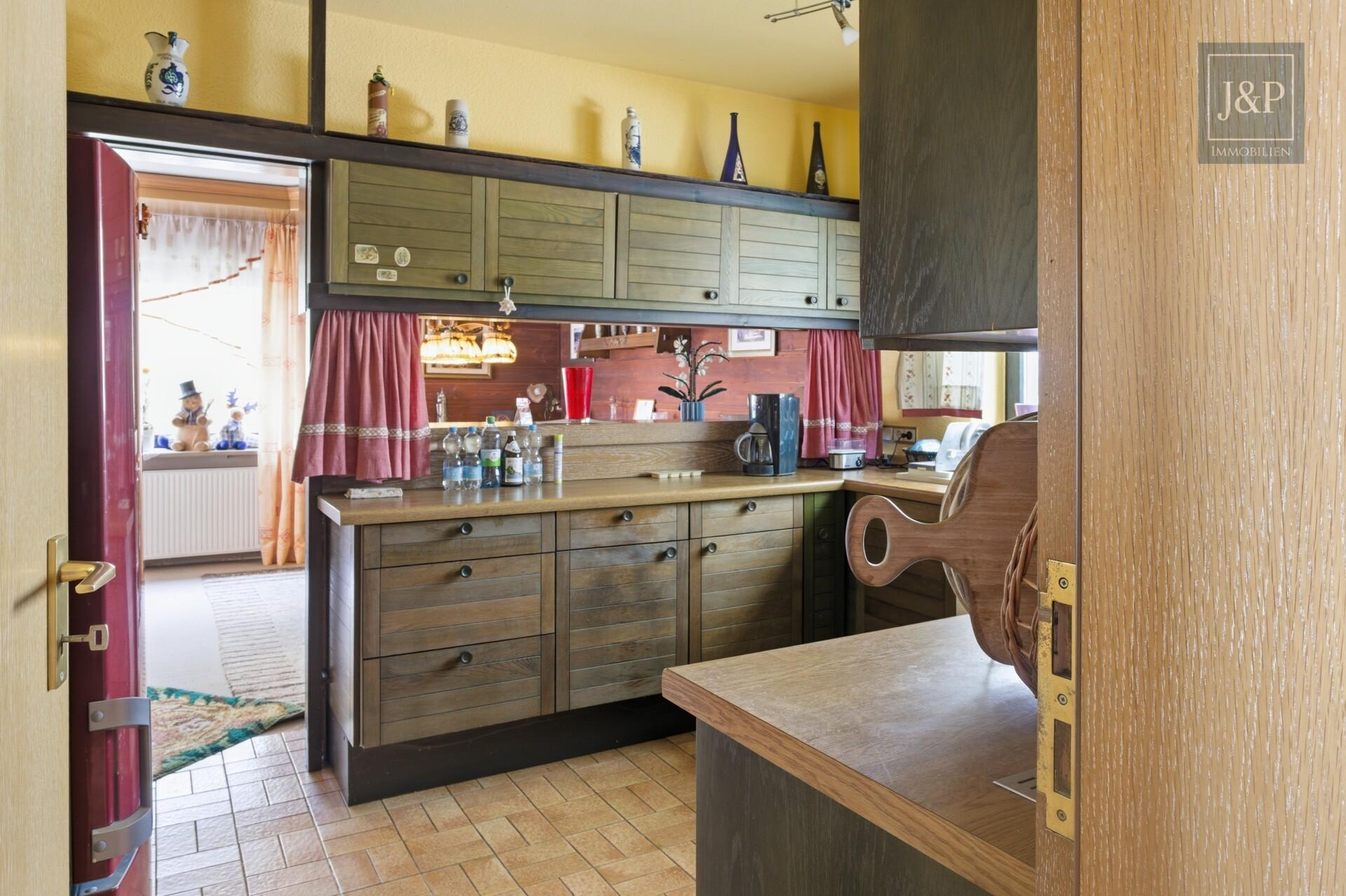 Zeitlose Eleganz der 70er: weitläufiger Bungalow mit Wintergarten-Oase und offenem Kamin - Küche