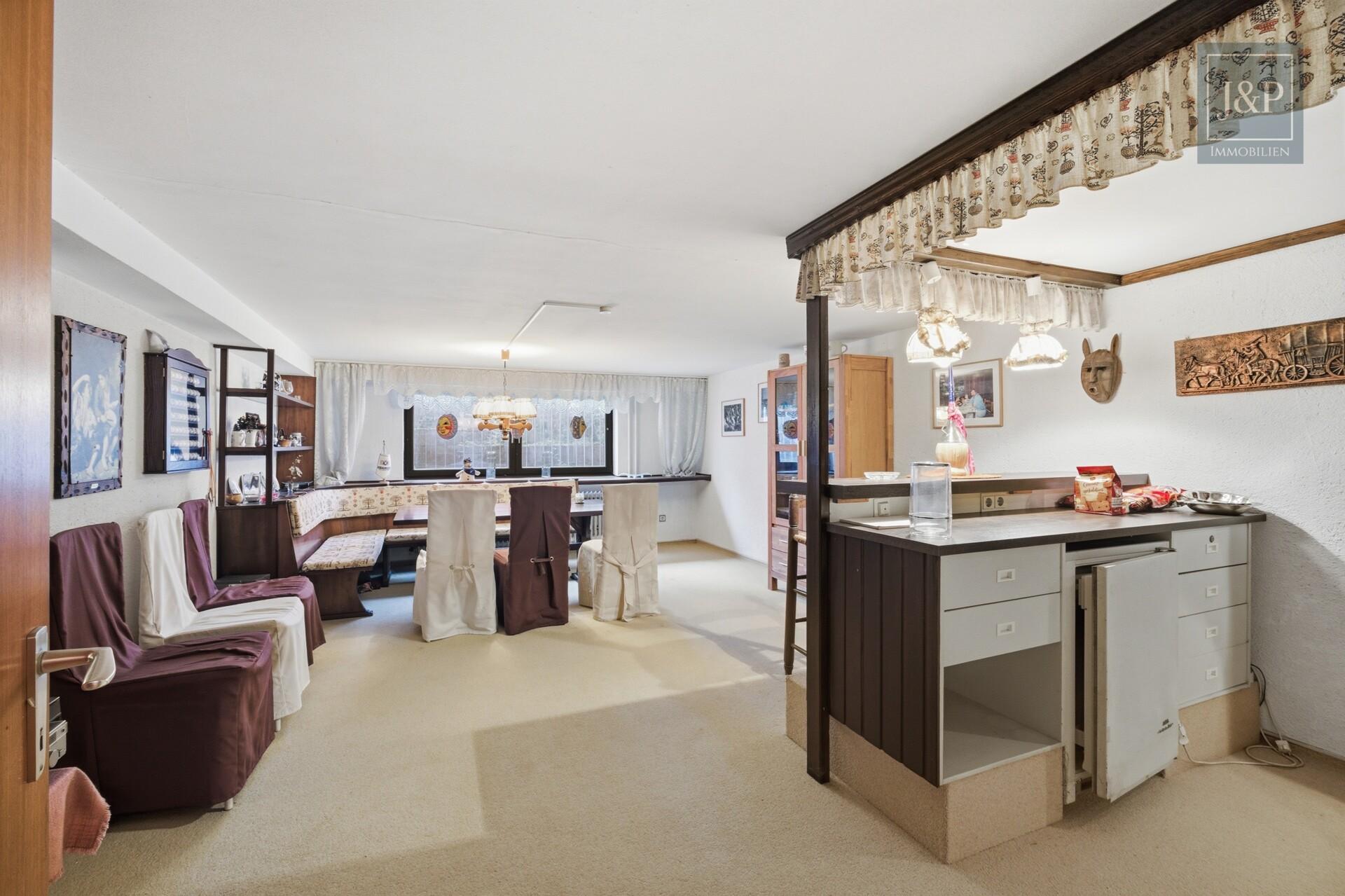 Zeitlose Eleganz der 70er: weitläufiger Bungalow mit Wintergarten-Oase und offenem Kamin - Partykeller