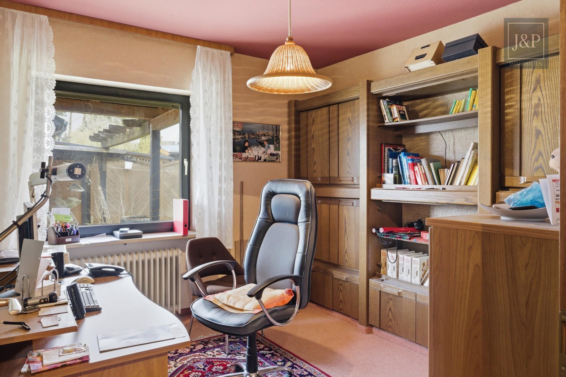 Zeitlose Eleganz der 70er: weitläufiger Bungalow mit Wintergarten-Oase und offenem Kamin - Arbeitszimmer