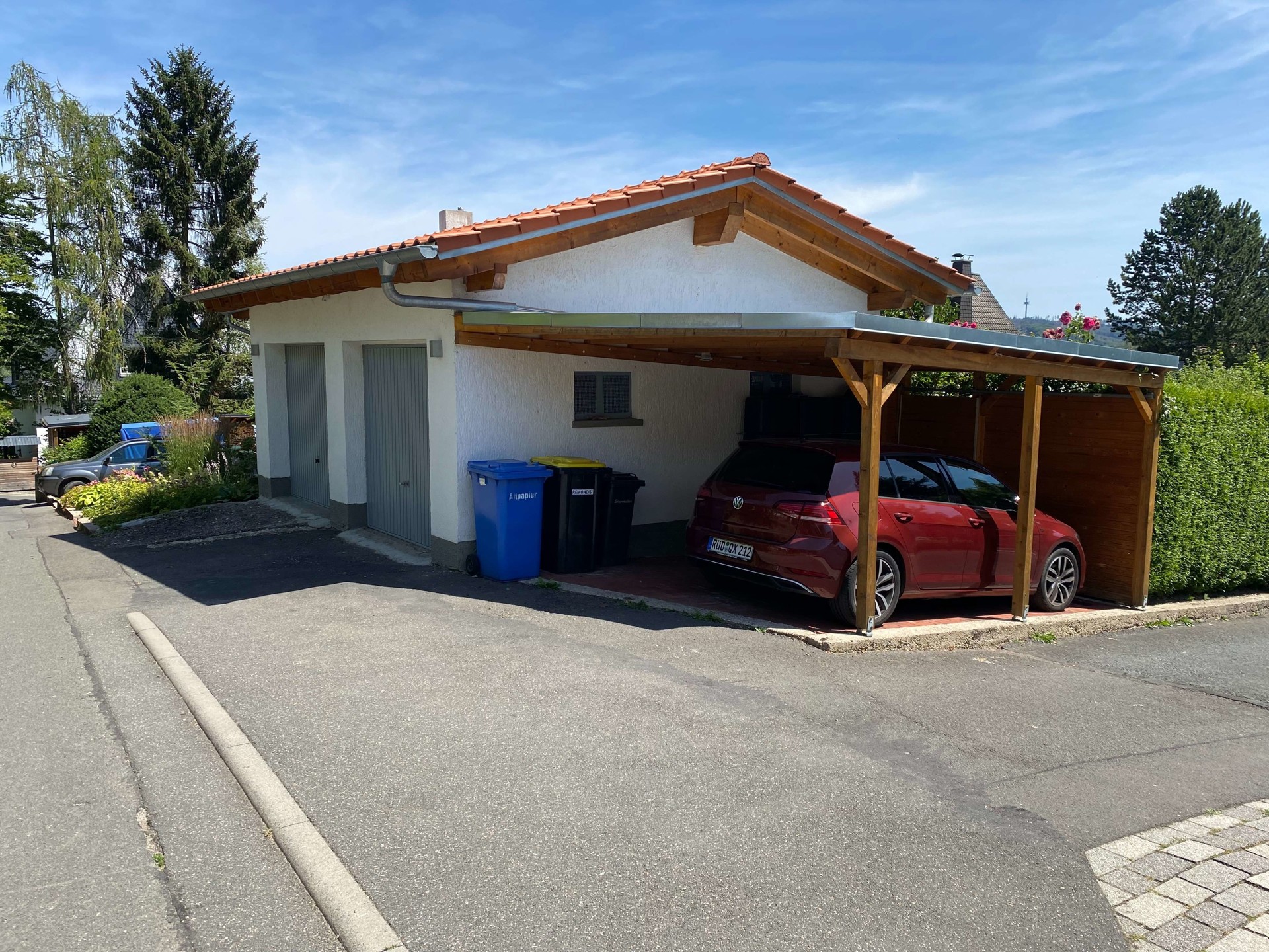 Saniertes Einfamilienhaus mit traumhafter Gartenanlage - Carport und Garagen