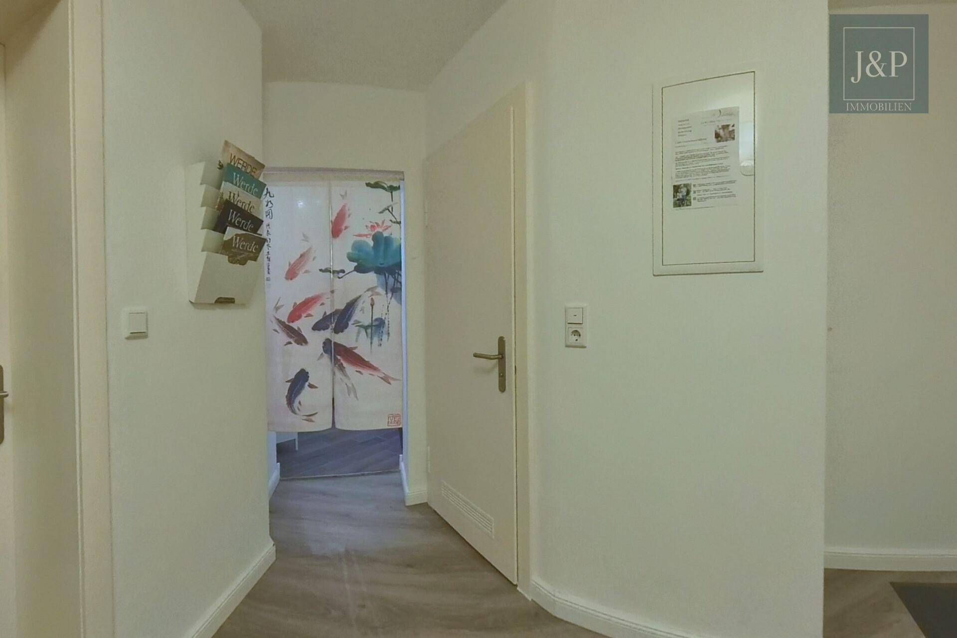 Ruhige 2-Zimmer-Eigentumswohnung in der Südstadt/Bult – hofseitig und zentral! - Blick vom Flur zur Küche
