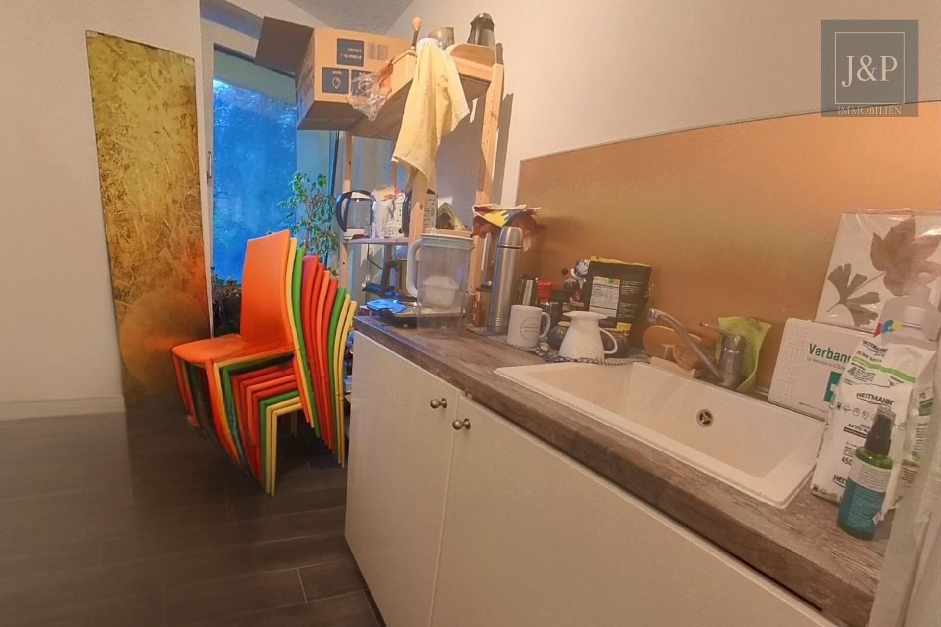 Ruhige 2-Zimmer-Eigentumswohnung in der Südstadt/Bult – hofseitig und zentral! - Küche mit Spüle
