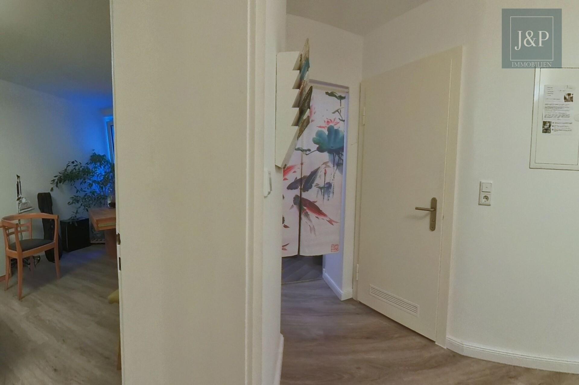 Ruhige 2-Zimmer-Eigentumswohnung in der Südstadt/Bult – hofseitig und zentral! - Blick vom Wohnzimmer in den Flur