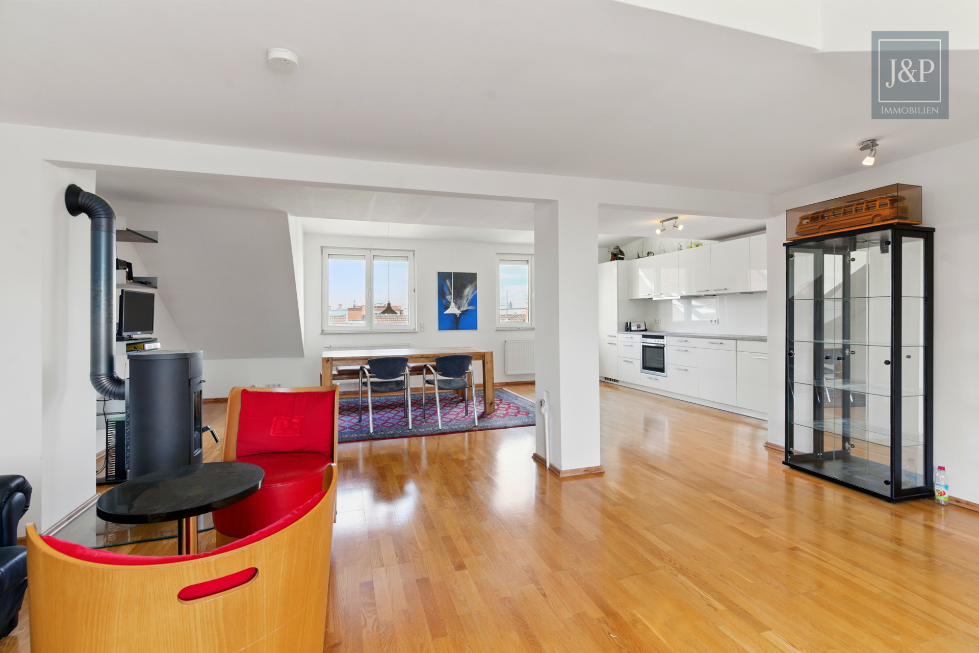 Stilvoll, zentral, bezugsfrei: 2-Zimmer-Dachgeschosswohnung im Gallusviertel!! - Offener Wohn-/Essbereich