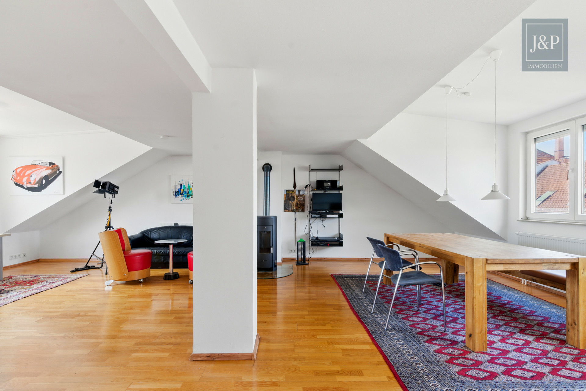 Stilvoll, zentral, bezugsfrei: 2-Zimmer-Dachgeschosswohnung im Gallusviertel!! - Offener Wohn-/Essbereich