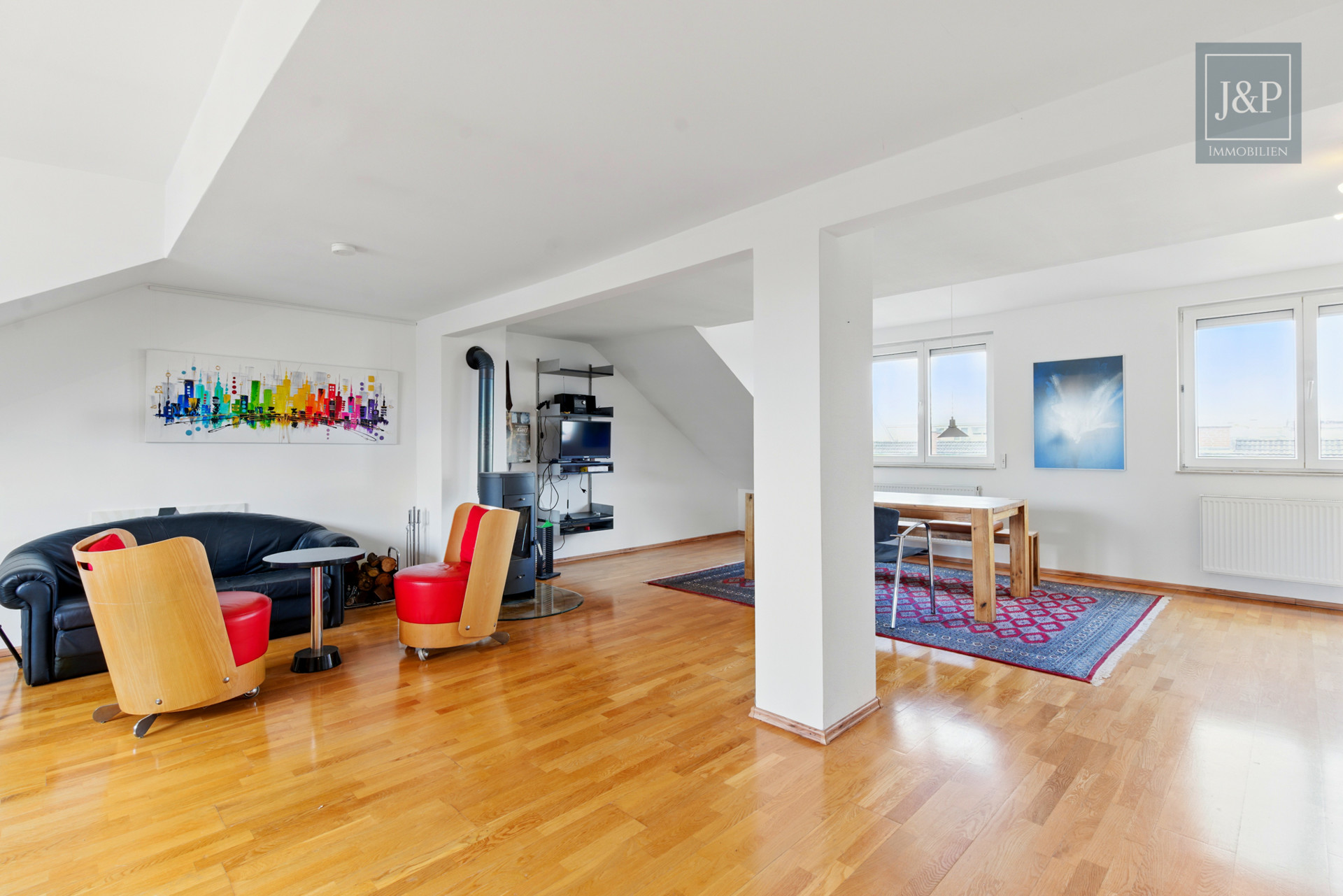 Stilvoll, zentral, bezugsfrei: 2-Zimmer-Dachgeschosswohnung im Gallusviertel!! - Offener Wohn-/Essbereich
