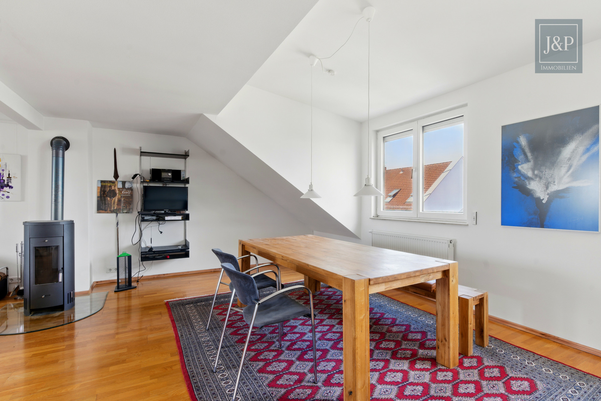 Stilvoll, zentral, bezugsfrei: 2-Zimmer-Dachgeschosswohnung im Gallusviertel!! - Offener Wohn-/Essbereich