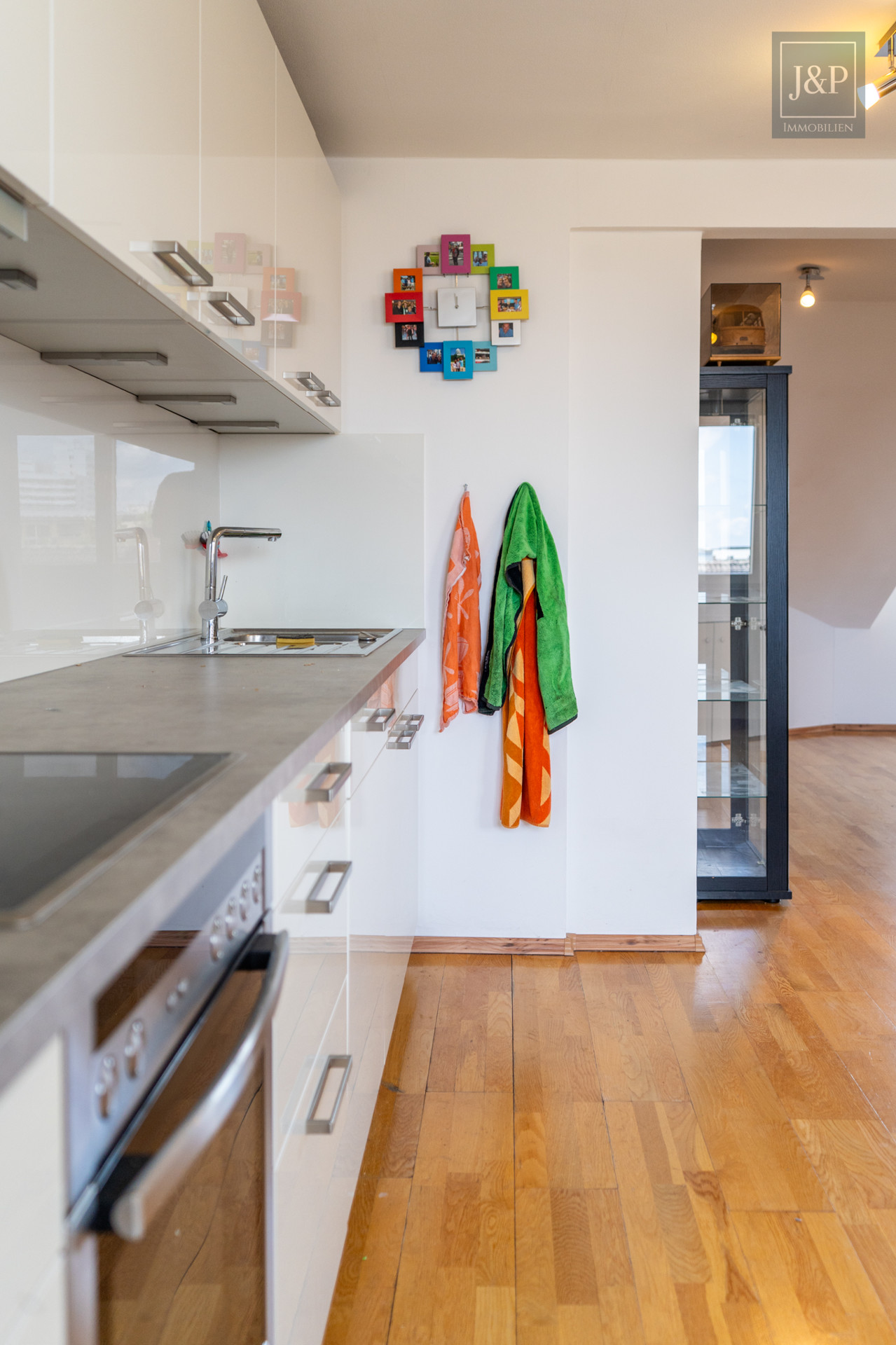 Stilvoll, zentral, bezugsfrei: 2-Zimmer-Dachgeschosswohnung im Gallusviertel!! - Küche