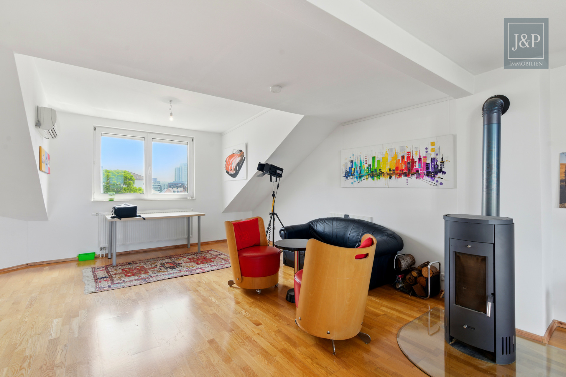 Stilvoll, zentral, bezugsfrei: 2-Zimmer-Dachgeschosswohnung im Gallusviertel!! - Offener Wohn-/Essbereich