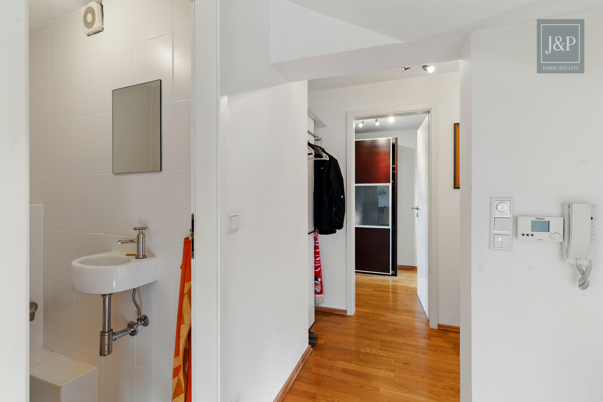 Stilvoll, zentral, bezugsfrei: 2-Zimmer-Dachgeschosswohnung im Gallusviertel!! - Flur