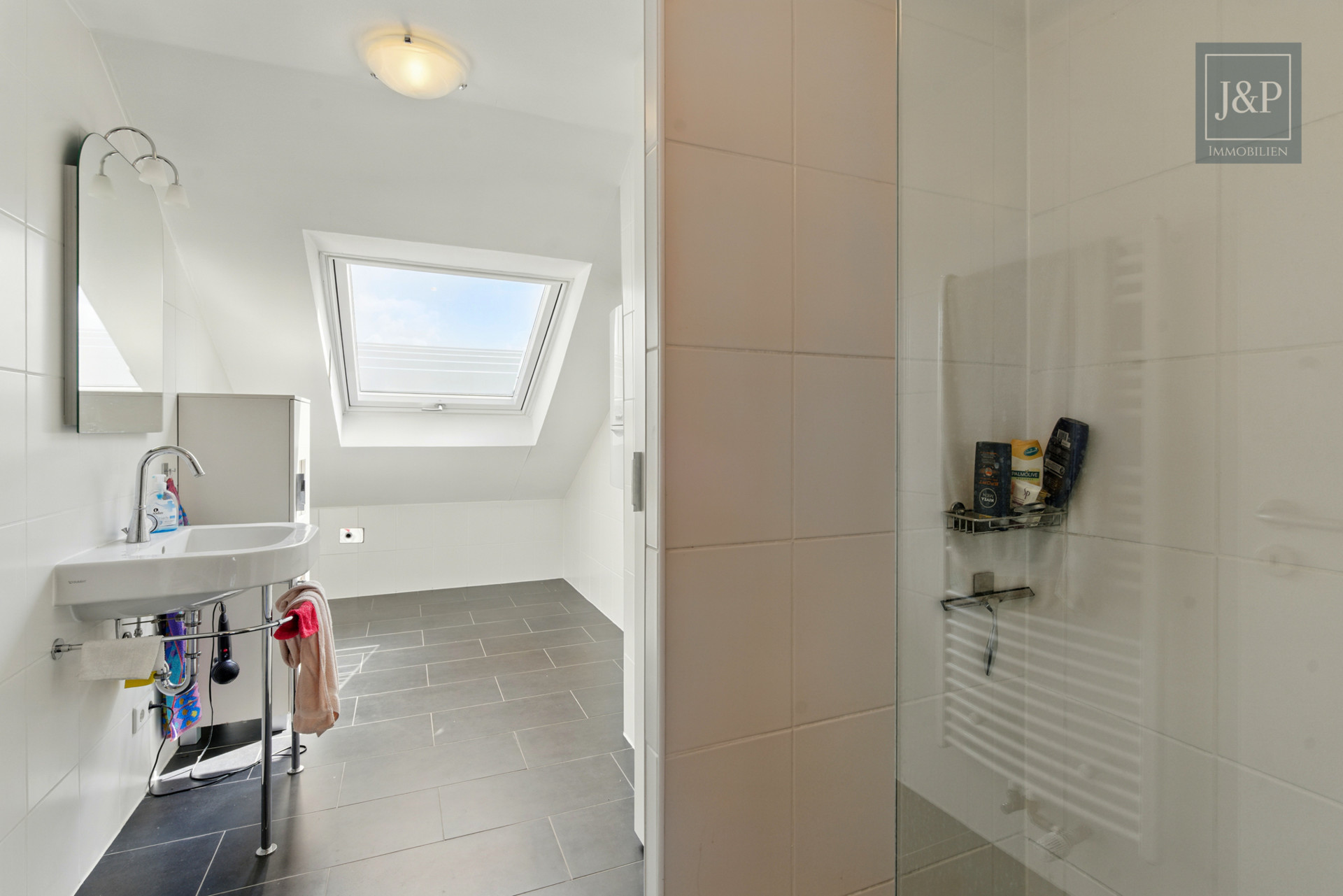 Stilvoll, zentral, bezugsfrei: 2-Zimmer-Dachgeschosswohnung im Gallusviertel!! - Badezimmer