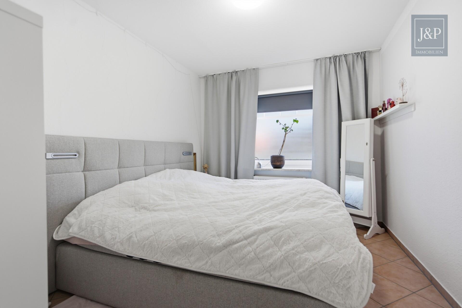 Inkl. Ausbaureserve: Einzugsbereites Wohnjuwel in Sackgassenlage - Schlafzimmer EG
