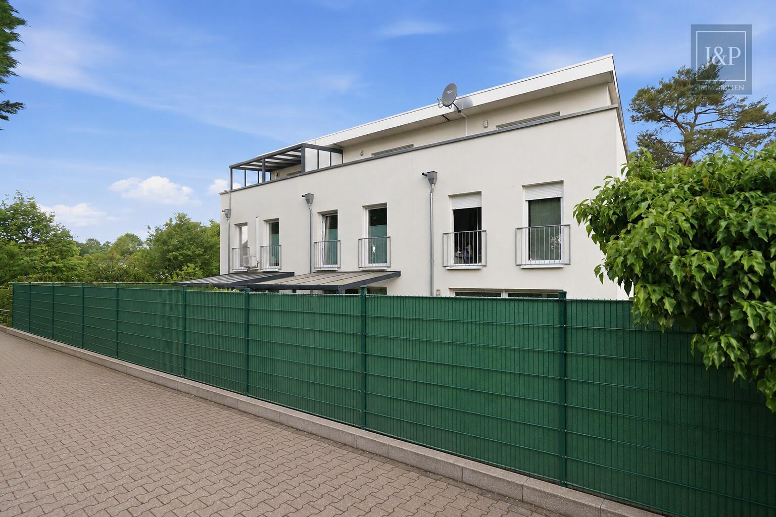 Neuwertiges Reihenmittelhaus mit Garten und Wärmepumpe in Frankfurt-Bonames! - Außenansicht
