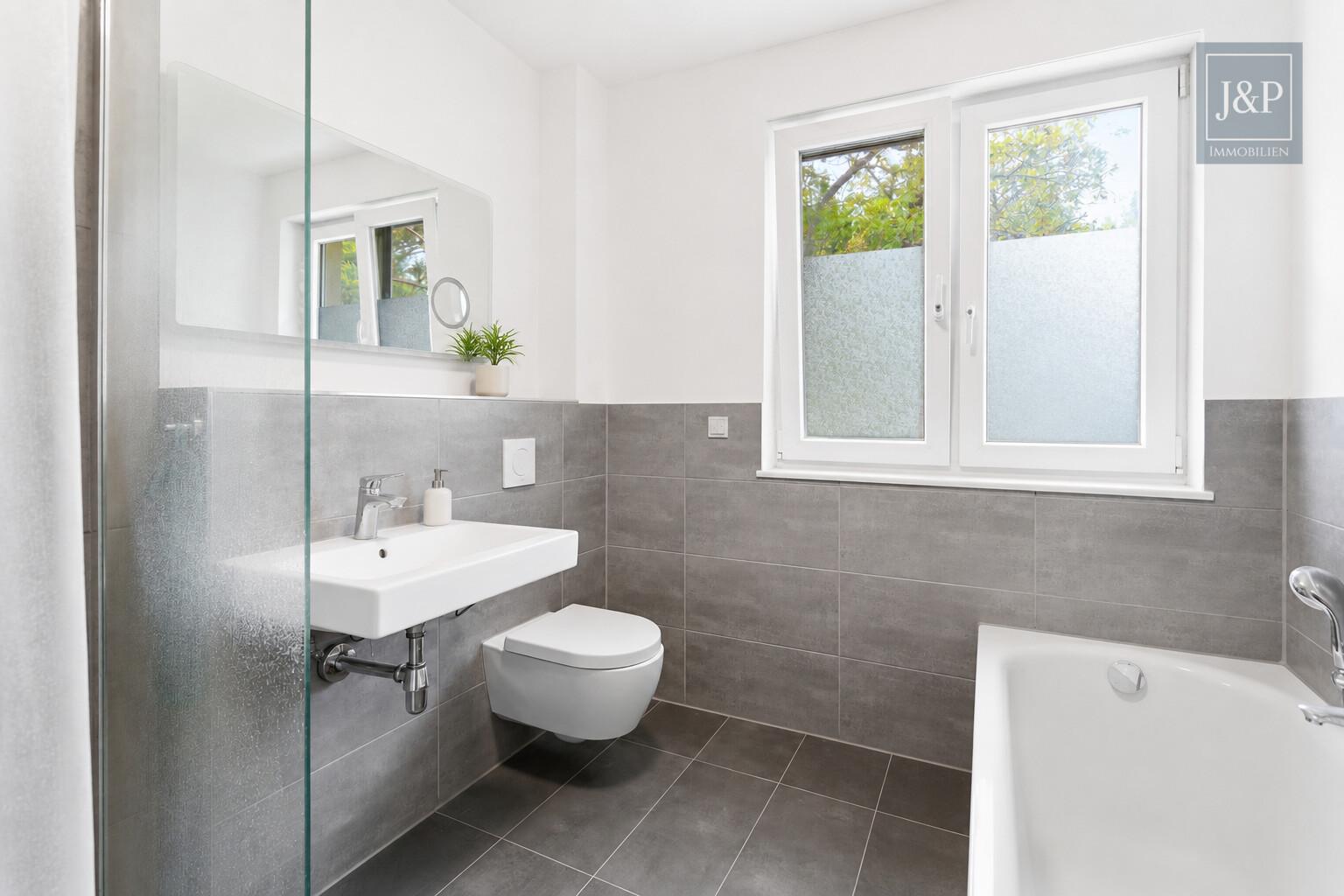 Neuwertiges Reihenmittelhaus mit Garten und Wärmepumpe in Frankfurt-Bonames! - Badezimmer DG