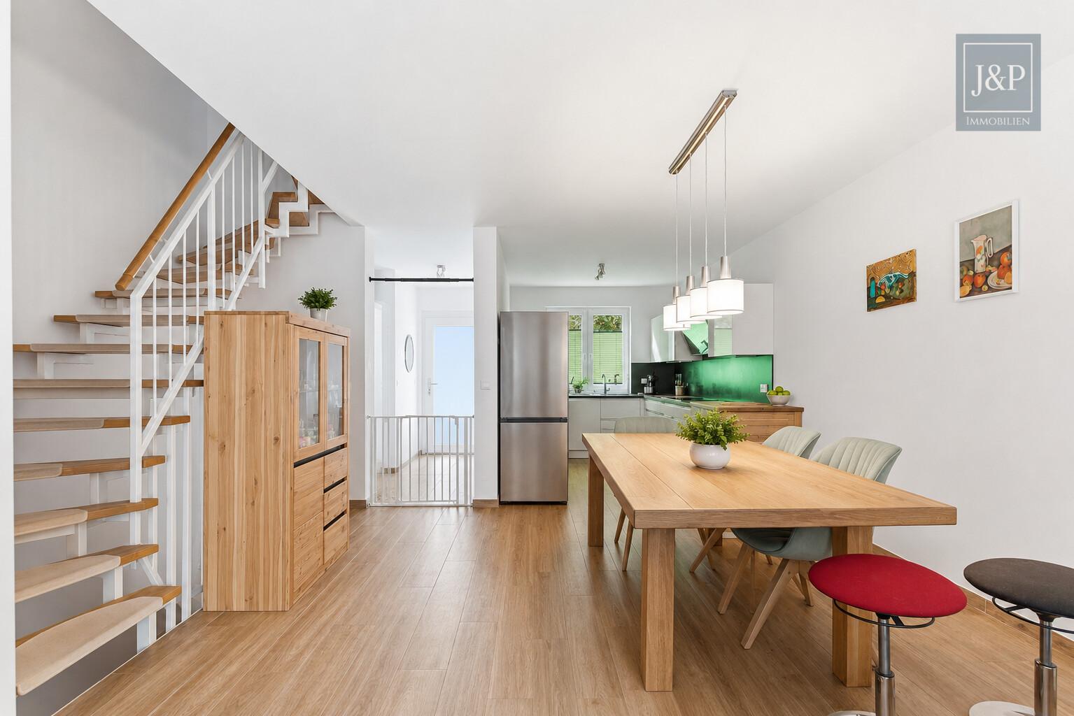 Neuwertiges Reihenmittelhaus mit Garten und Wärmepumpe in Frankfurt-Bonames! - Wohnzimmer