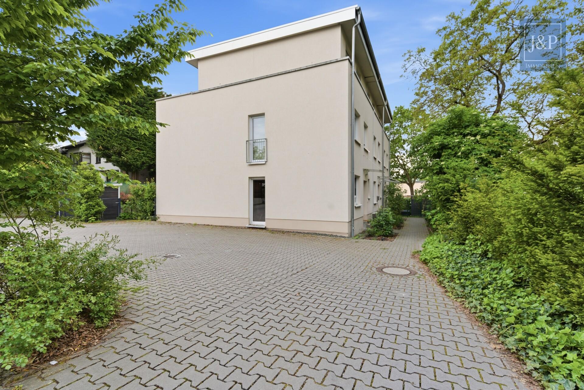 Neuwertiges Reihenmittelhaus mit Garten und Wärmepumpe in Frankfurt-Bonames! - Außenansicht
