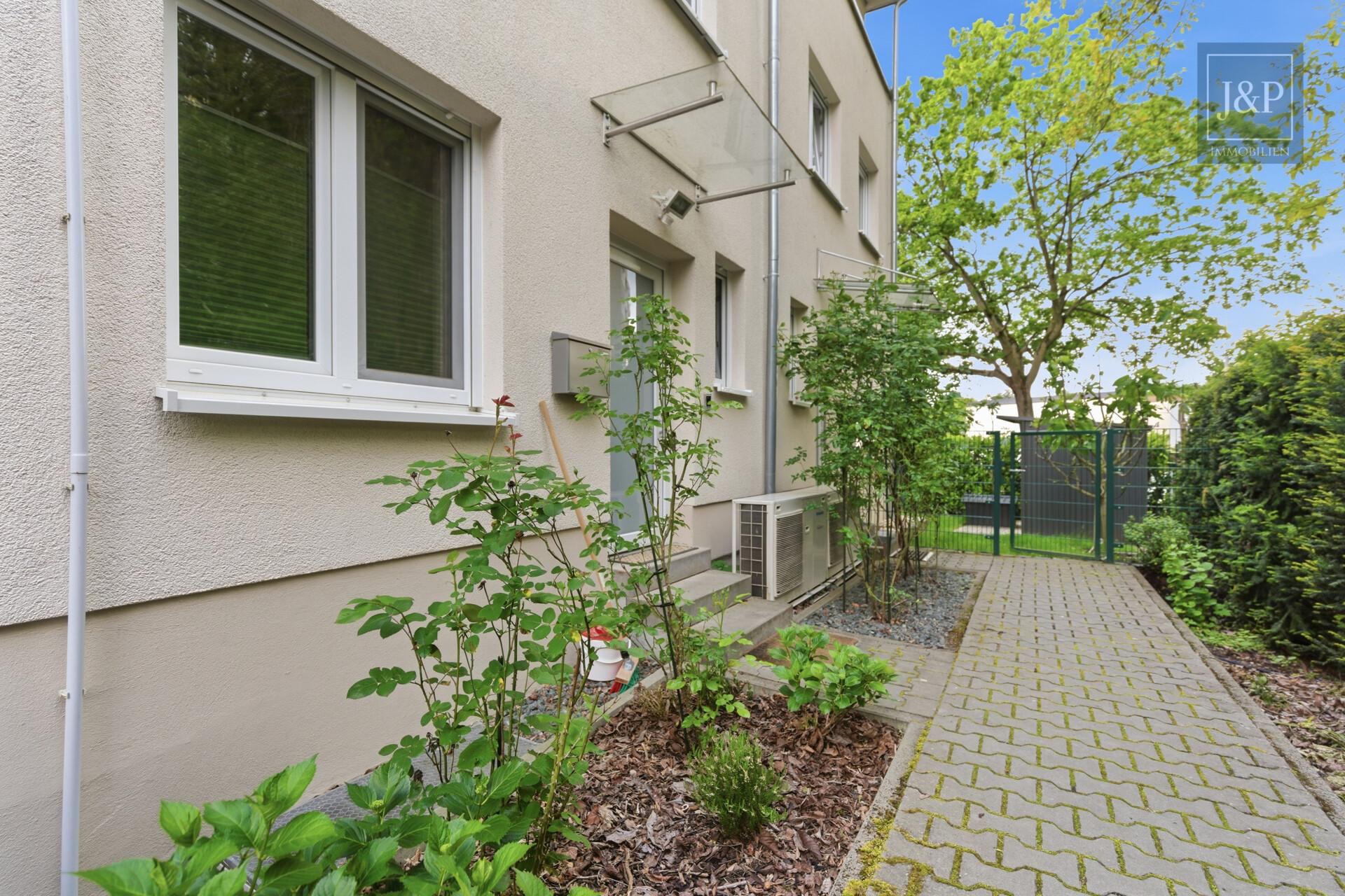 Neuwertiges Reihenmittelhaus mit Garten und Wärmepumpe in Frankfurt-Bonames! - Außenansicht