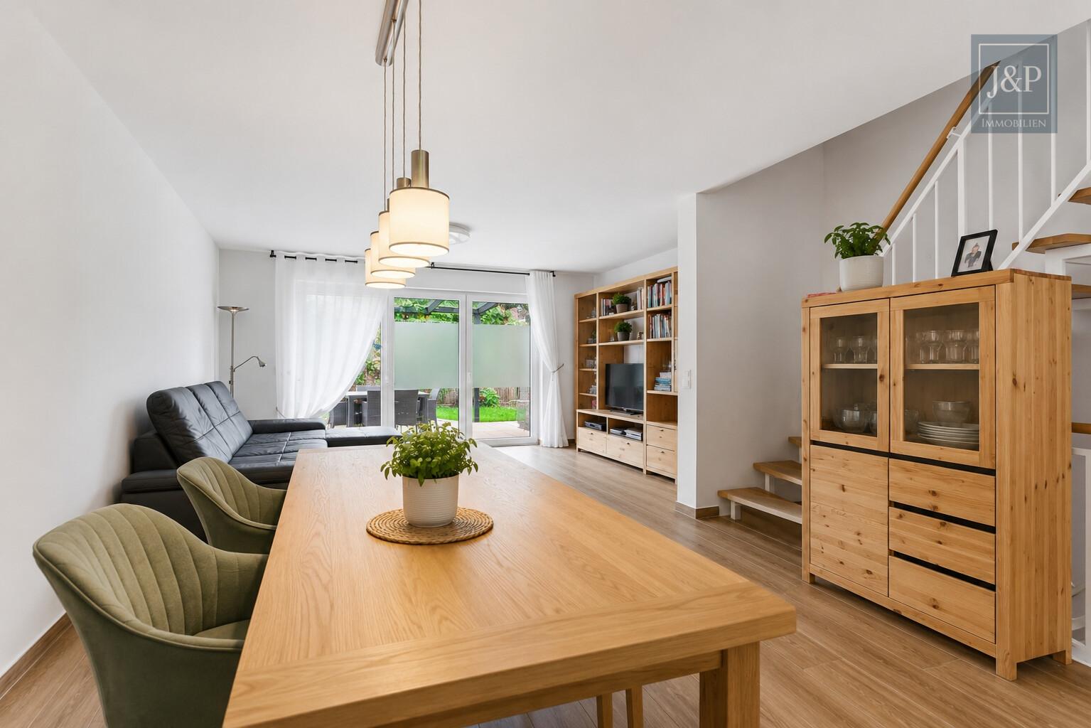Neuwertiges Reihenmittelhaus mit Garten und Wärmepumpe in Frankfurt-Bonames! - Wohnzimmer