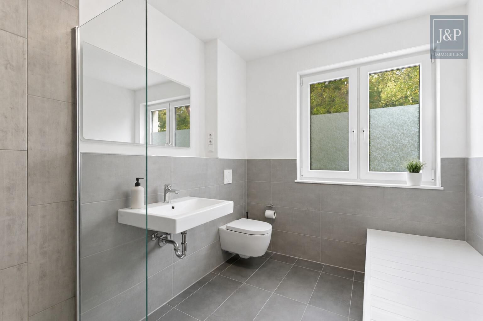 Neuwertiges Reihenmittelhaus mit Garten und Wärmepumpe in Frankfurt-Bonames! - Badezimmer OG