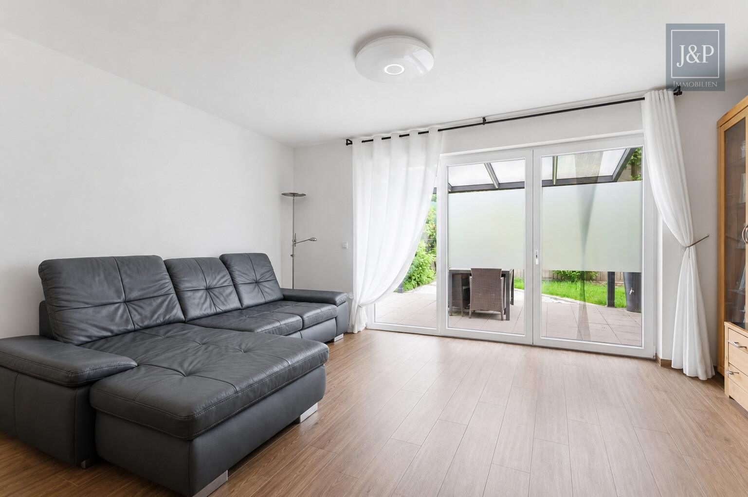 Neuwertiges Reihenmittelhaus mit Garten und Wärmepumpe in Frankfurt-Bonames! - Wohnzimmer