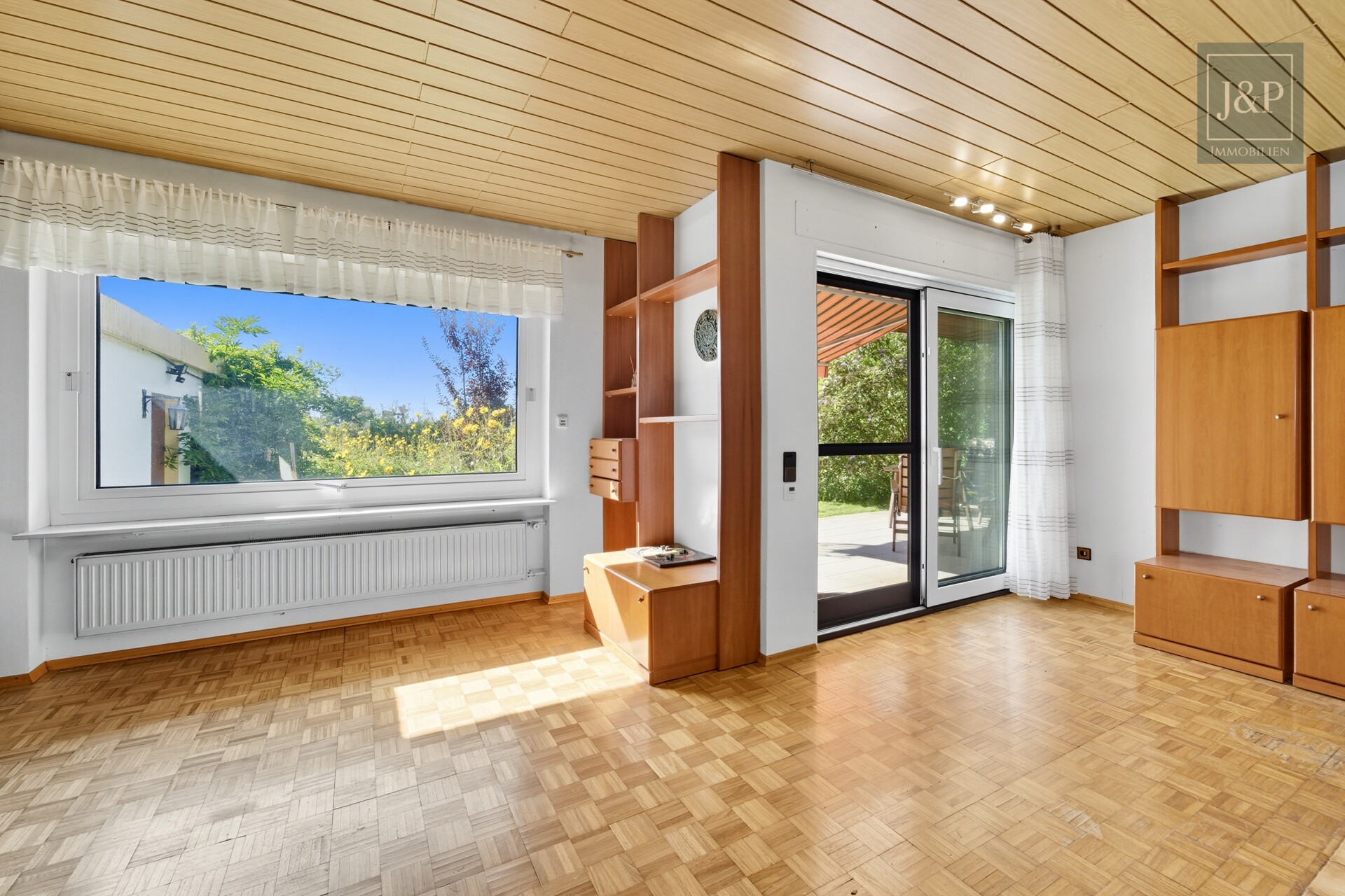 Renovierungsbedürftiges Einfamilienhaus mit 200 m² Wohnfläche, großem Garten & Feldrandlage - Wohn/Essbereich