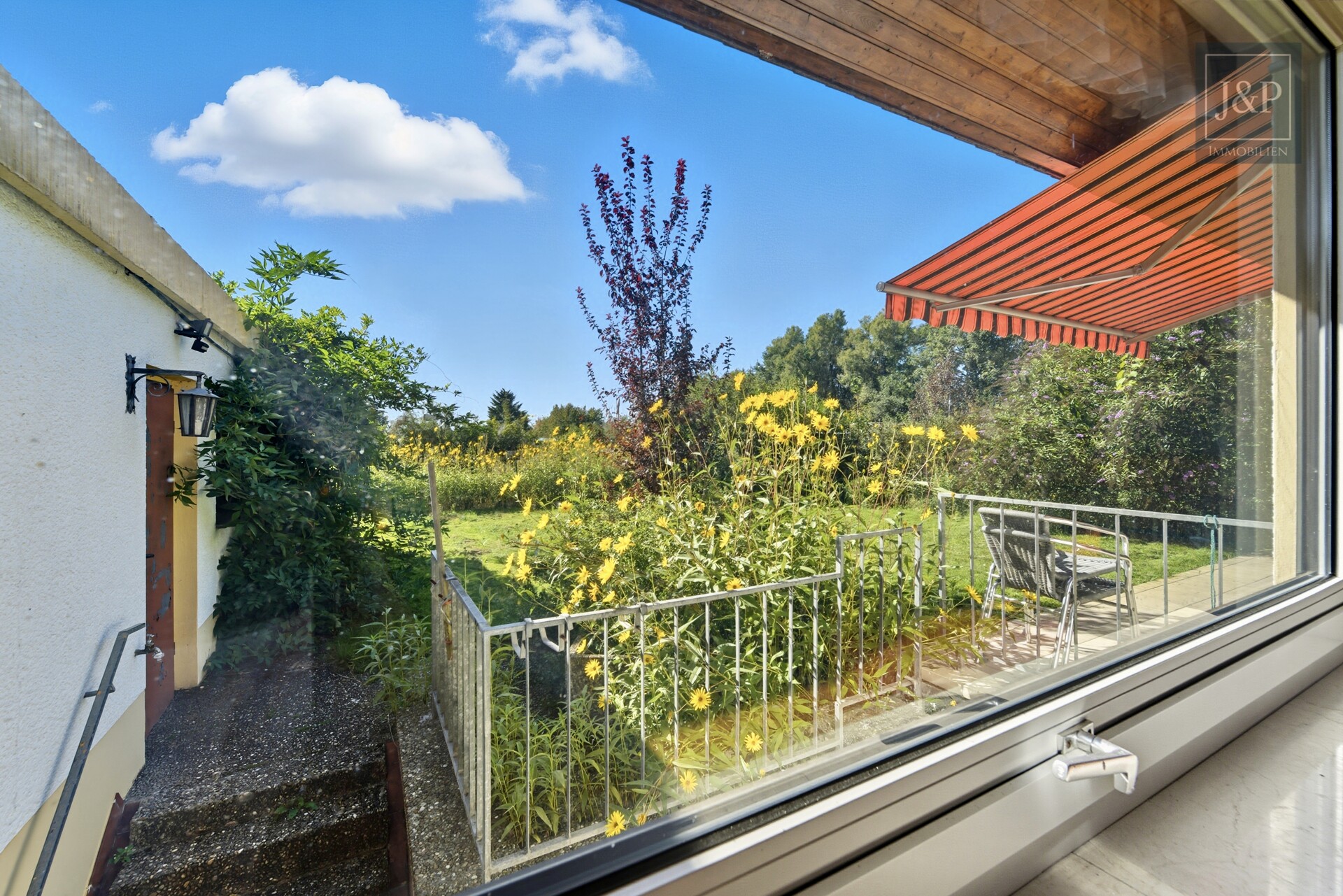 Renovierungsbedürftiges Einfamilienhaus mit 200 m² Wohnfläche, großem Garten & Feldrandlage - Ausblick aus Wohnzimmer