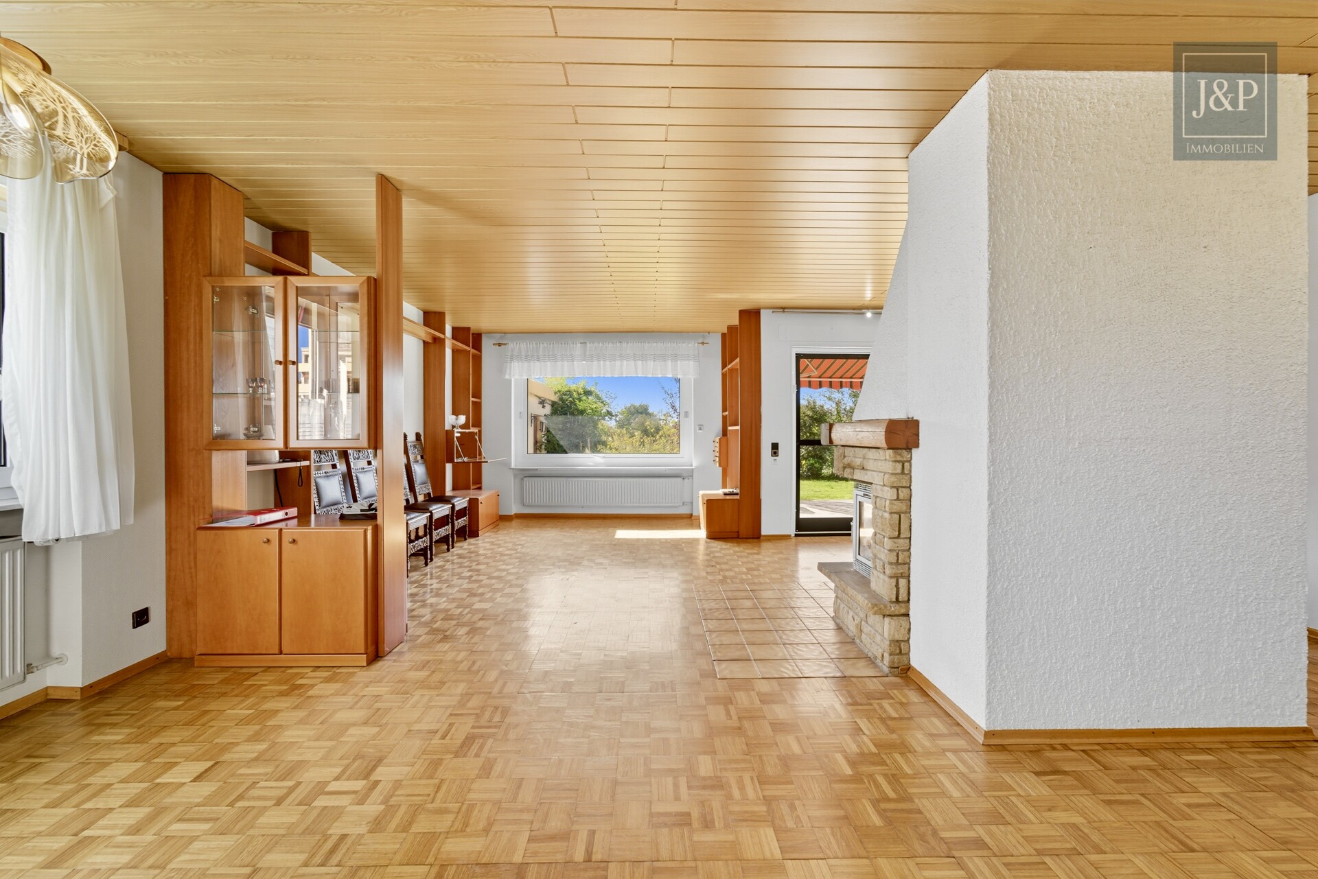 Renovierungsbedürftiges Einfamilienhaus mit 200 m² Wohnfläche, großem Garten & Feldrandlage - Wohn/Essbereich