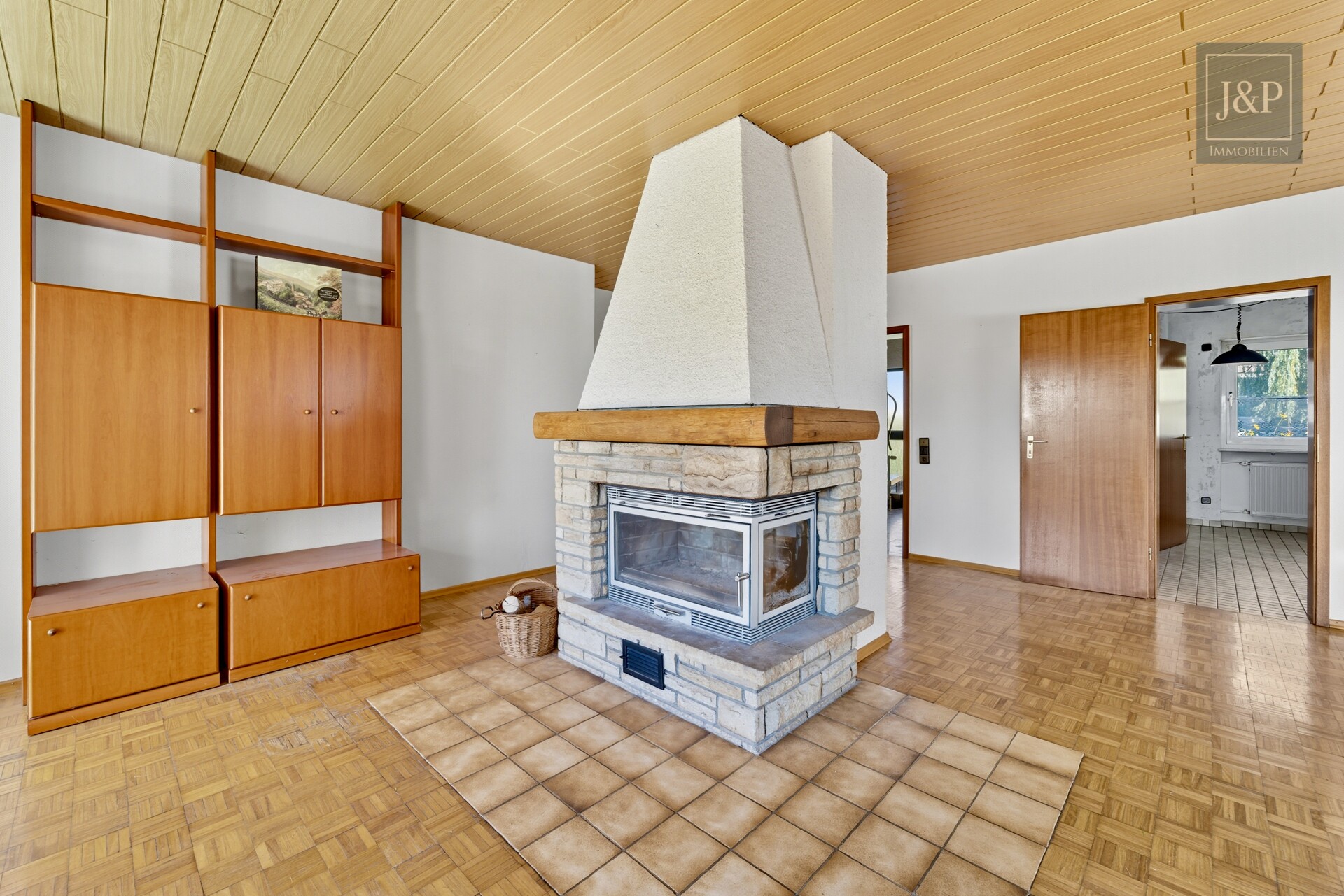 Renovierungsbedürftiges Einfamilienhaus mit 200 m² Wohnfläche, großem Garten & Feldrandlage - Kamin