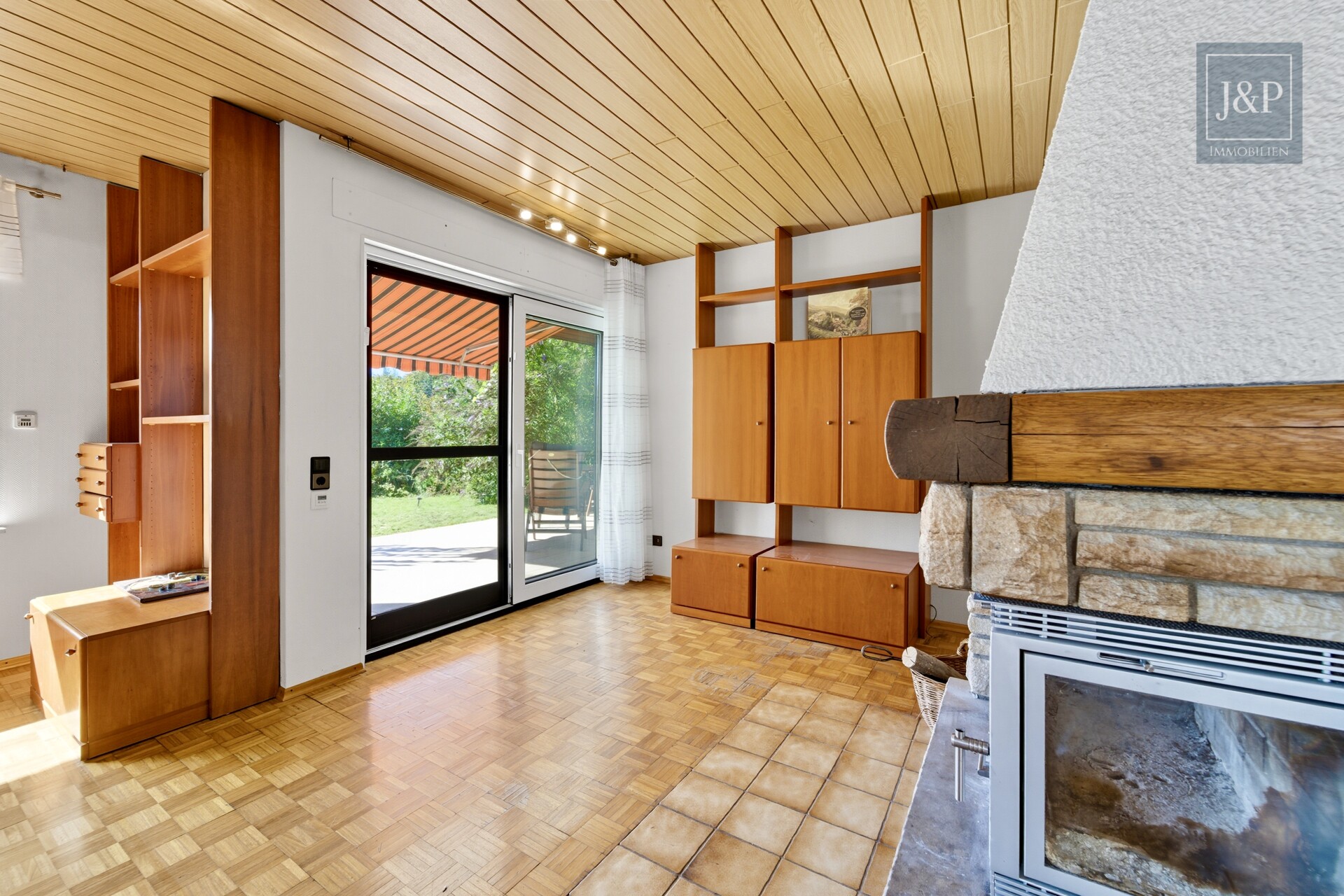 Renovierungsbedürftiges Einfamilienhaus mit 200 m² Wohnfläche, großem Garten & Feldrandlage - Wohn/Essbereich