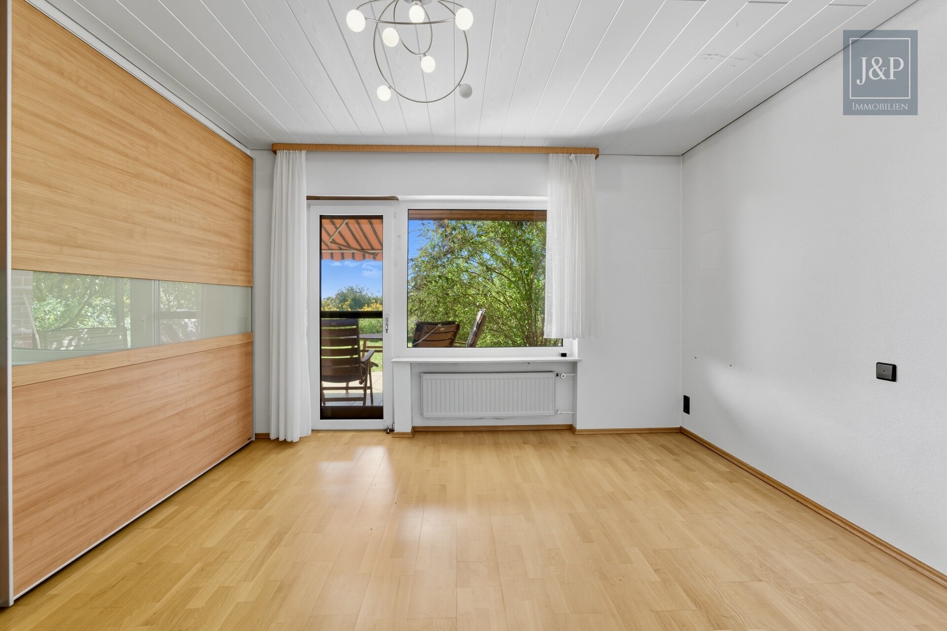 Renovierungsbedürftiges Einfamilienhaus mit 200 m² Wohnfläche, großem Garten & Feldrandlage - Schlafzimmer 1