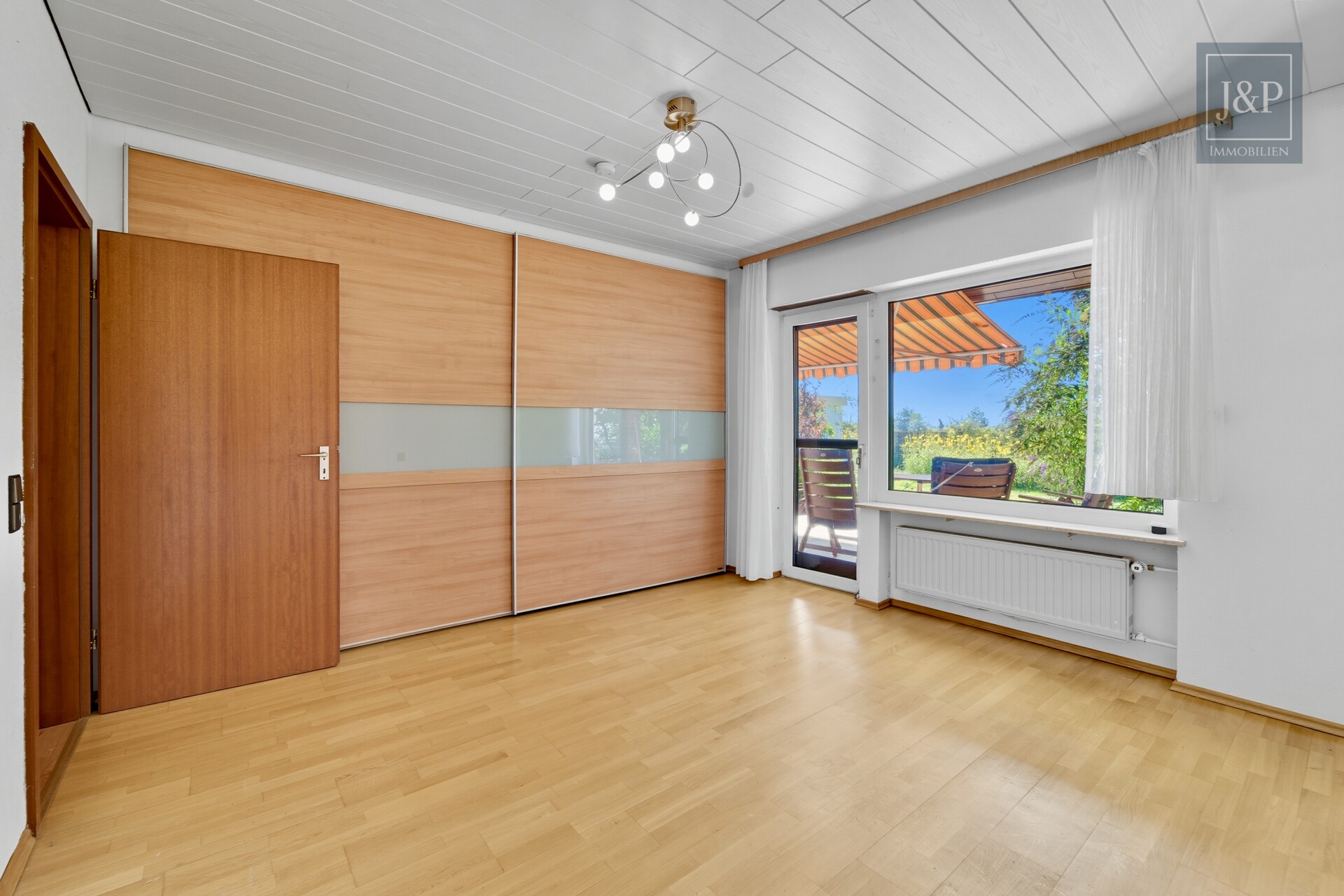 Renovierungsbedürftiges Einfamilienhaus mit 200 m² Wohnfläche, großem Garten & Feldrandlage - Schlafzimmer 1