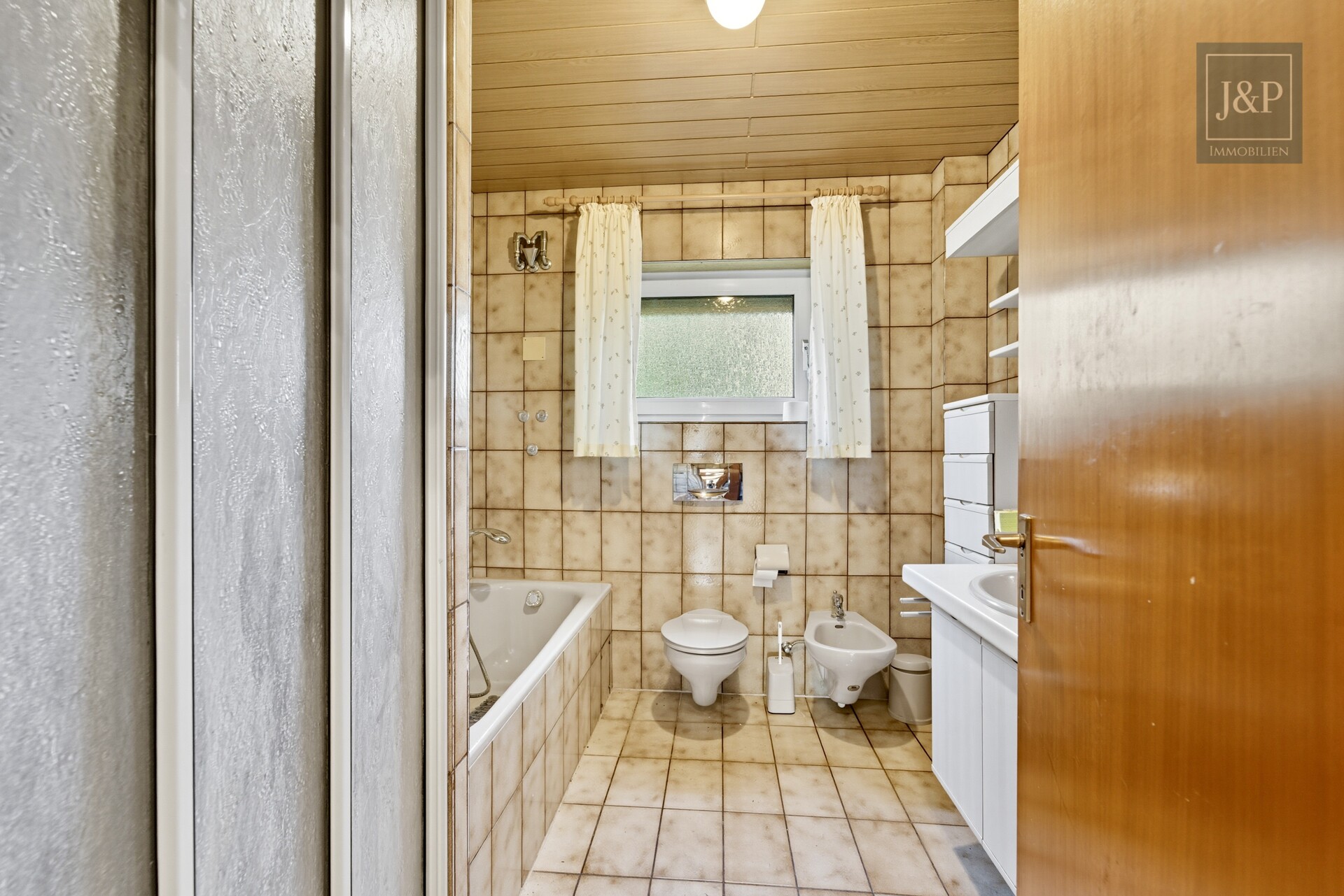 Renovierungsbedürftiges Einfamilienhaus mit 200 m² Wohnfläche, großem Garten & Feldrandlage - Badezimmer 1
