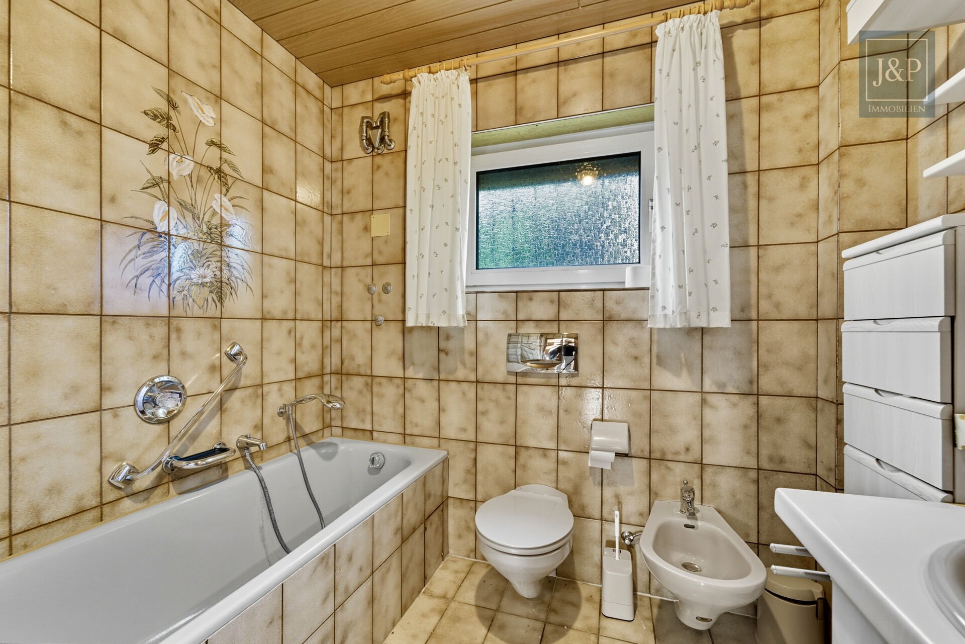Renovierungsbedürftiges Einfamilienhaus mit 200 m² Wohnfläche, großem Garten & Feldrandlage - Badezimmer 1