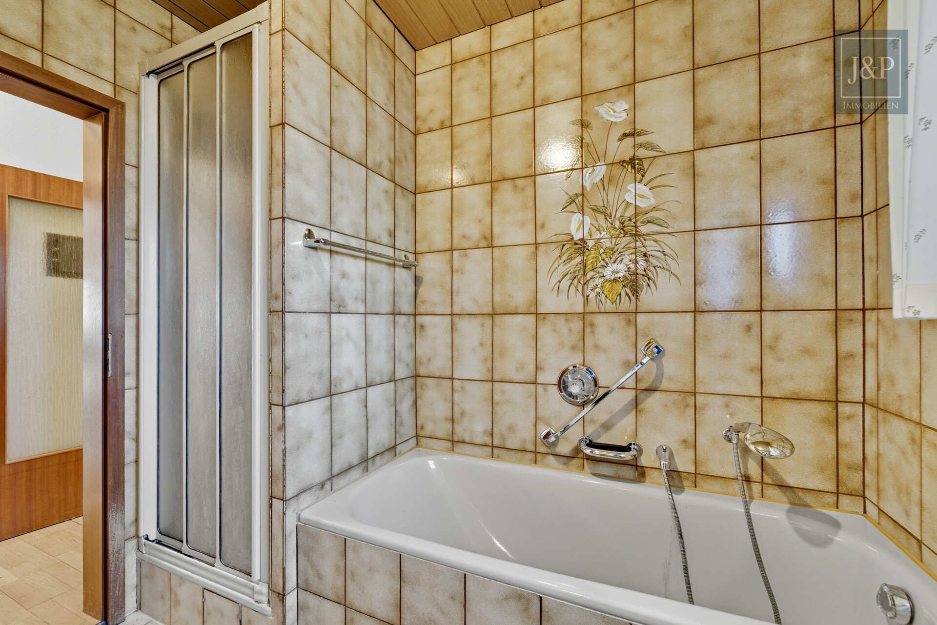 Renovierungsbedürftiges Einfamilienhaus mit 200 m² Wohnfläche, großem Garten & Feldrandlage - Badezimmer 1